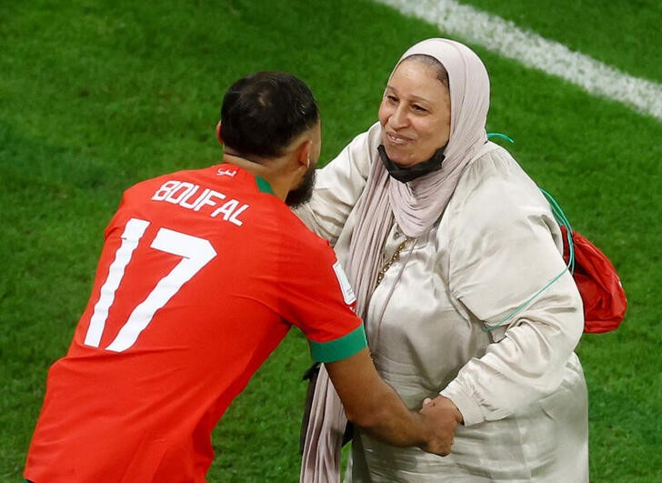 Sofiane Boufal celebró con su madre la clasificación a semifinales: una de las imágenes más emocionantes del Mundial (Foto: Reuters/Paul Childs)