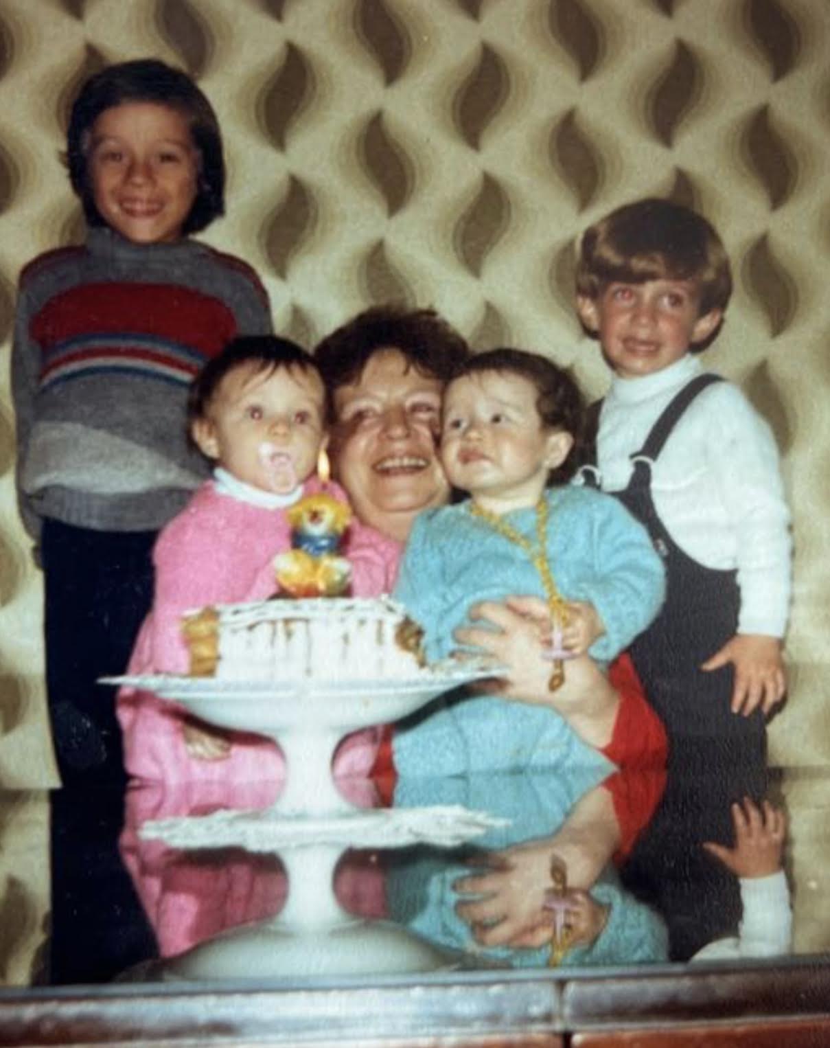 Mariana Genesio Peña (izquierda, arriba), su abuela Lucía, su hermana Olguita (celeste) y sus primos, Wilson y Ruth