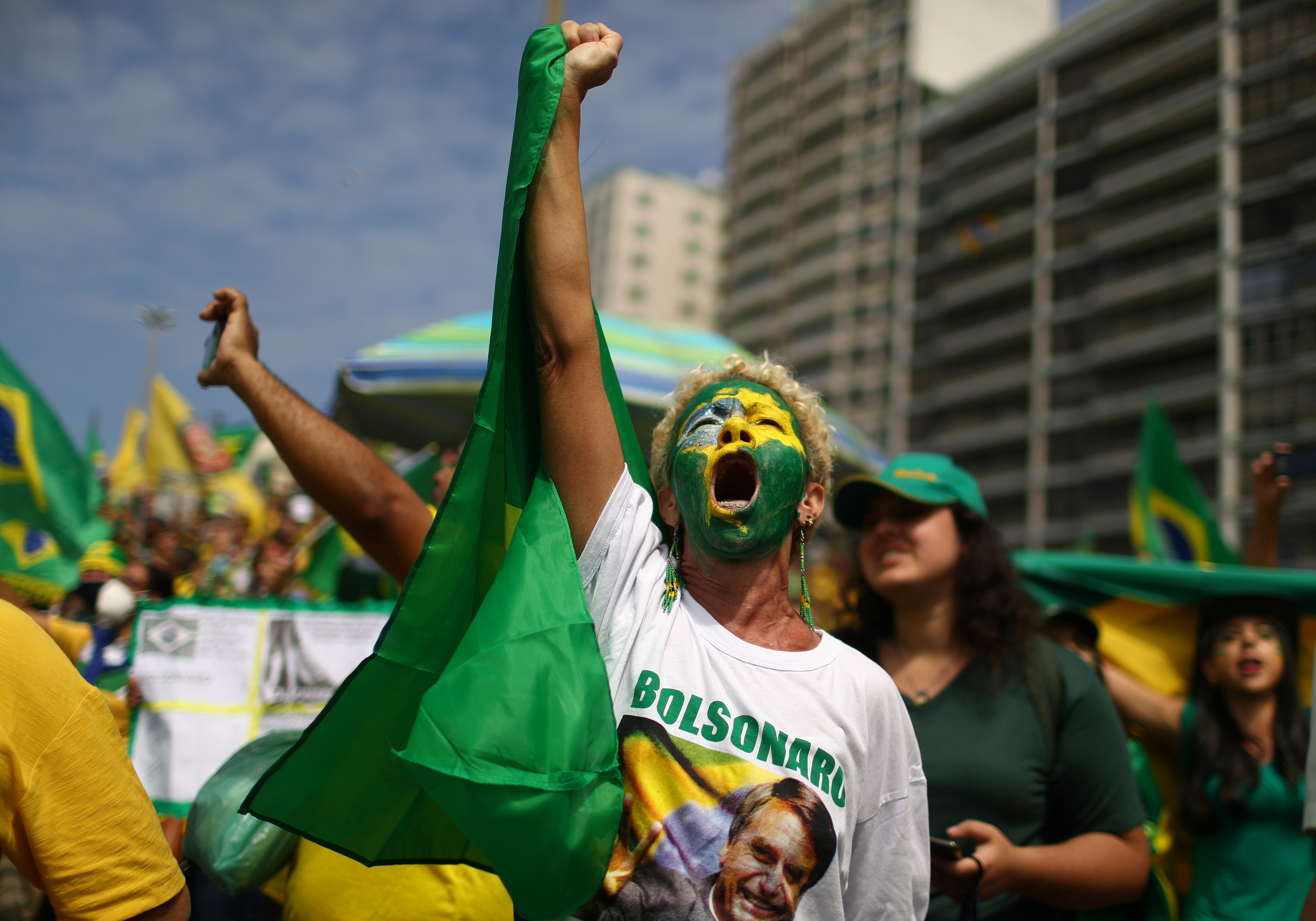 Una manifestante se movilizó en Río de Janeiro con una remera de Jair Bolsonaro y la cara pintada, en apoyo al presidente brasileño (Fotos: REUTERS