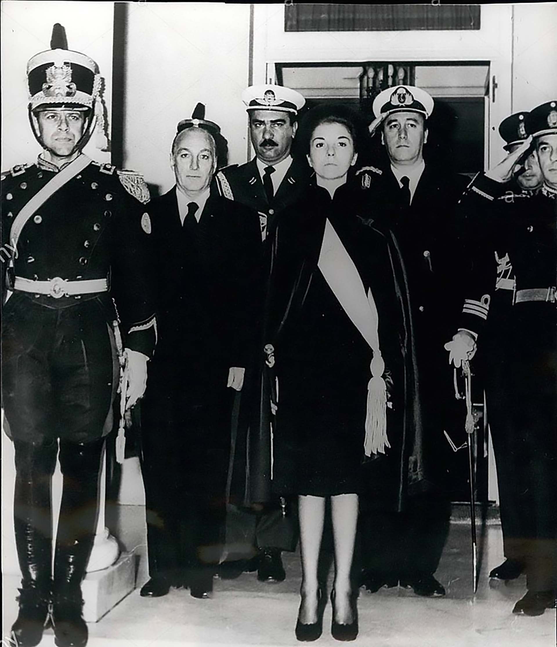 Isabel Perón y López Rega junto a Granadero y oficiales argentinos

