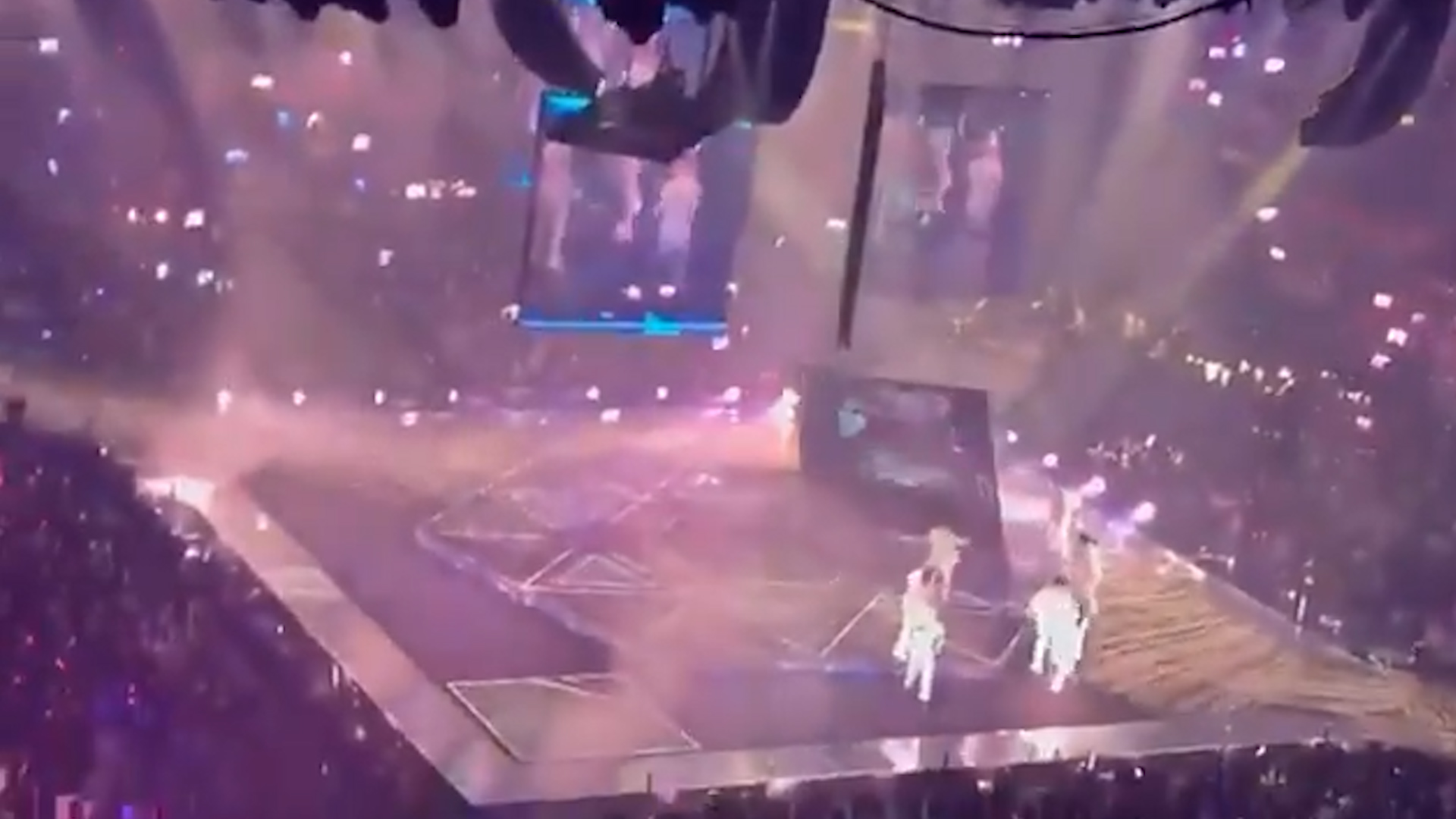 Impresionante accidente en un show del grupo pop Mirror en Hong Kong: una pantalla gigante cayó sobre dos músicos