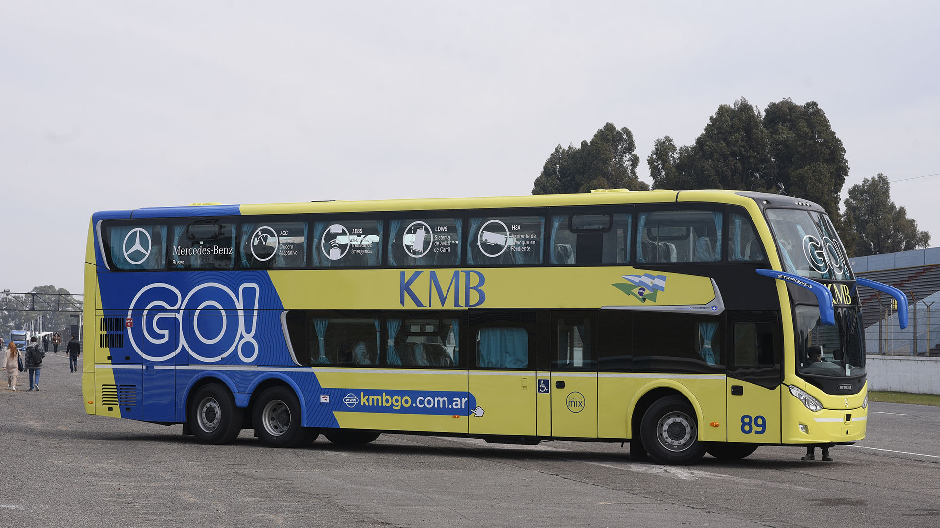 El bus O500 RSD 2441 con el nuevo equipamiento de seguridad que incorporó la automotriz. (Crédito: Mercedes-Benz Camiones y Buses)