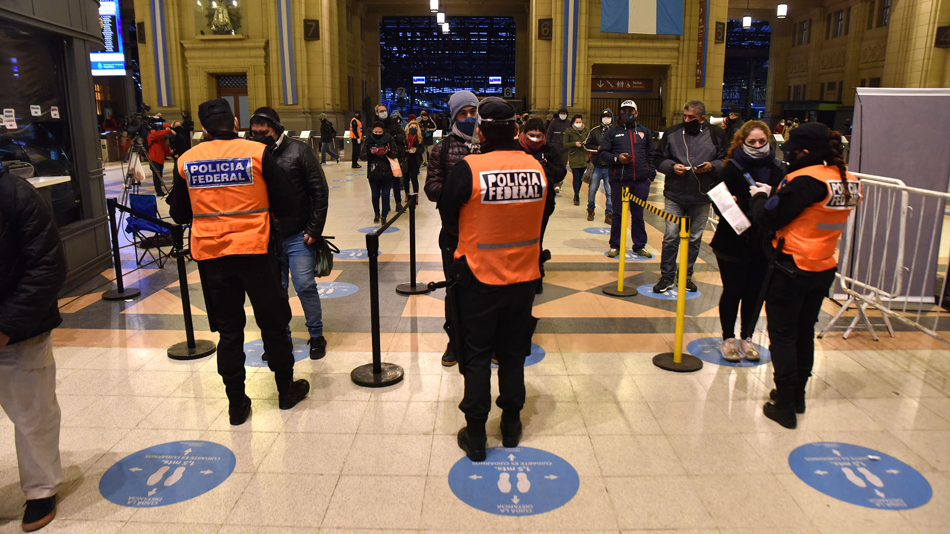 En materia de seguridad, hay desplegados controles en accesos a la Ciudad, puntos internos dinámicos, Centros de Trasbordo, corredores del Metrobus, estaciones de Subte habilitadas y líneas de colectivos.