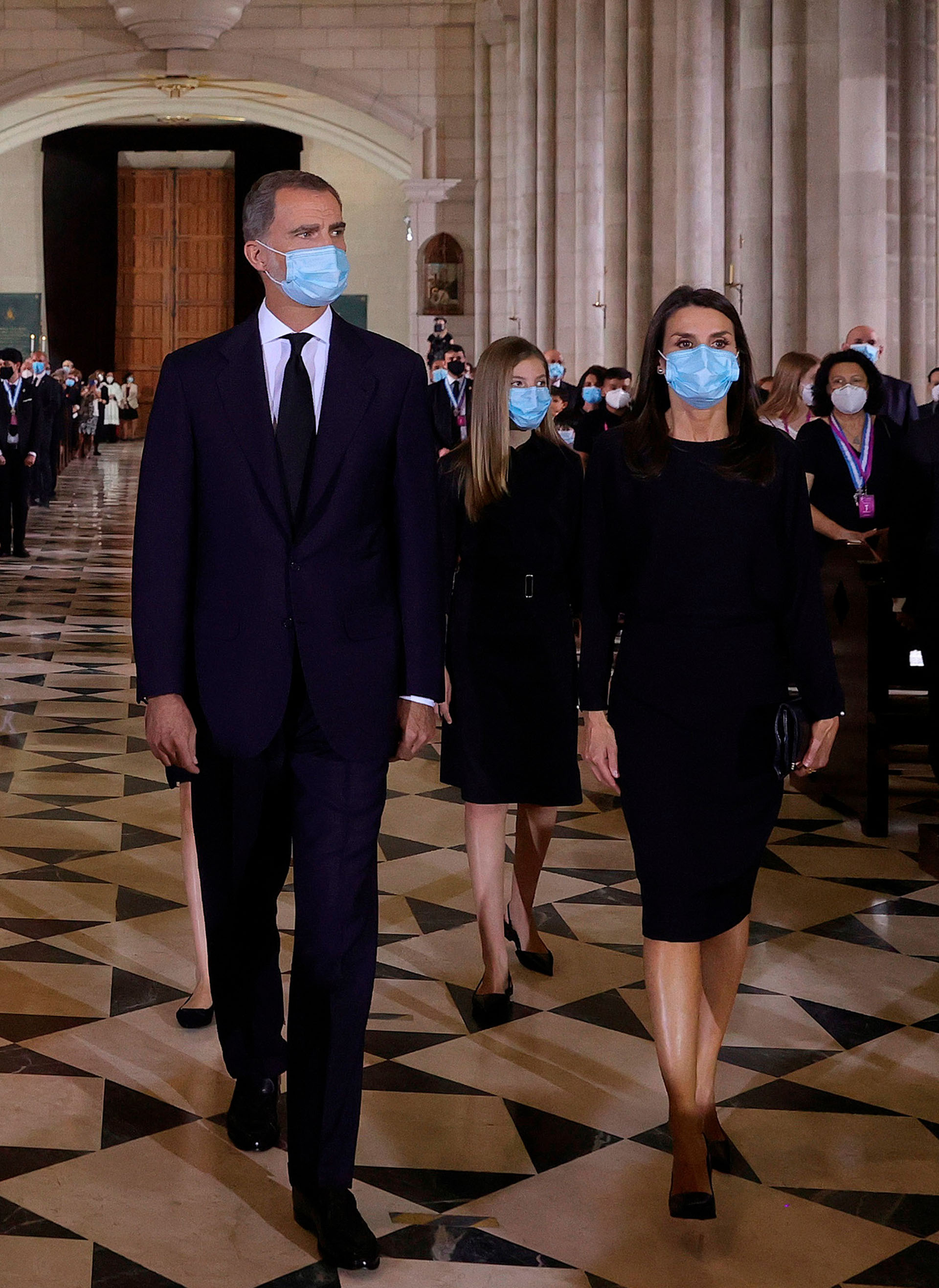 Los monarcas llegaron acompañados por sus dos hijas, las princesas Leonor y Sofía, quienes caminaron detrás de ellos