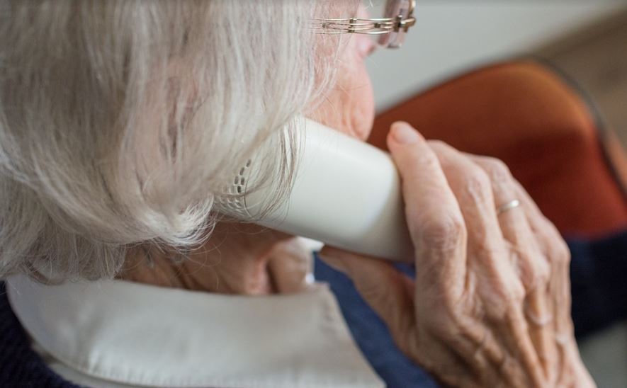 Adultos mayores podrán realizar una llamada en caso de dudas. (Foto: Pixabay)