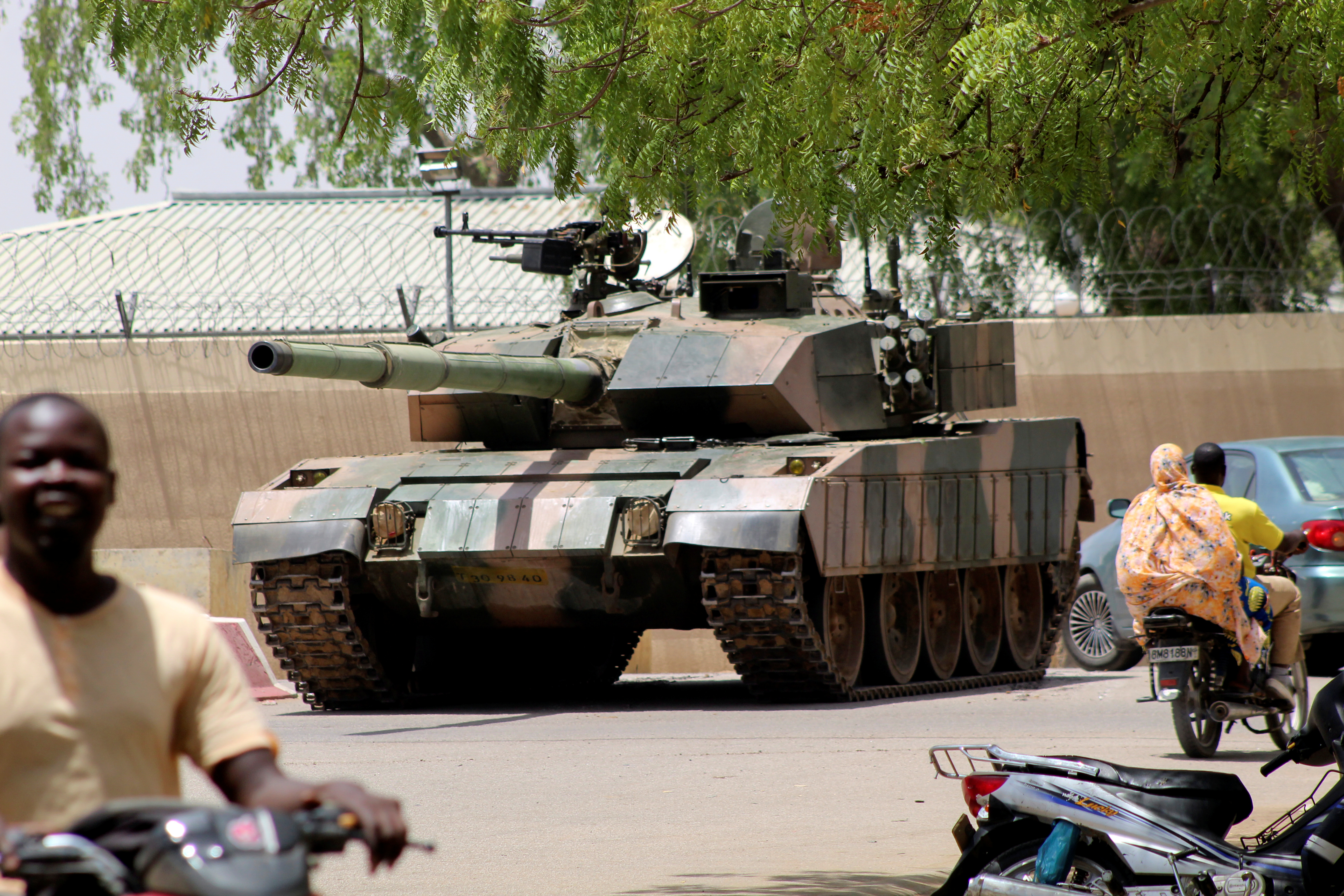 Personas pasam frente a un tanque del ejército de Chad cerca del palacio presidencial en N'djamena, Chad, el 19 de abril de 2021. REUTERS / Fotógrafo autónomo