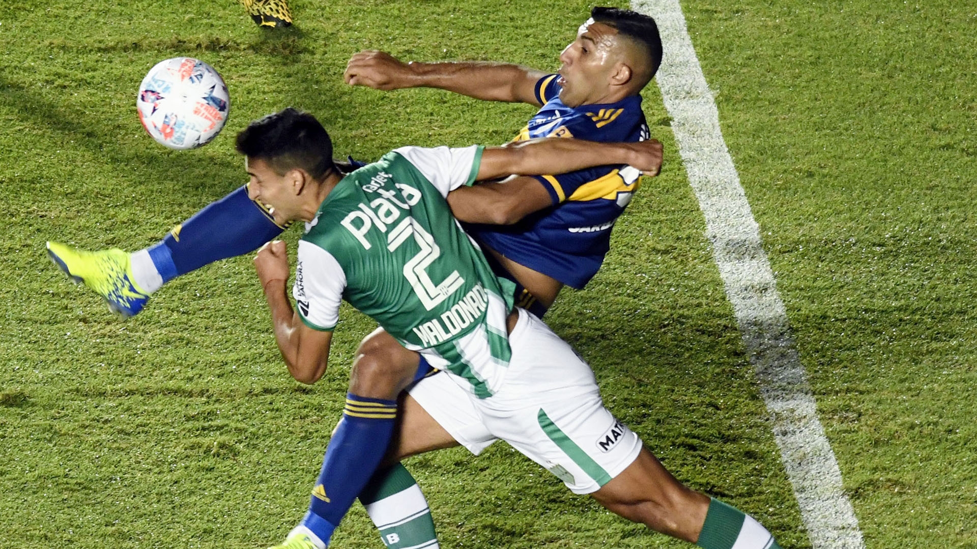 Wanchope y Maldonado disputan el balón. El delantero pidió penal