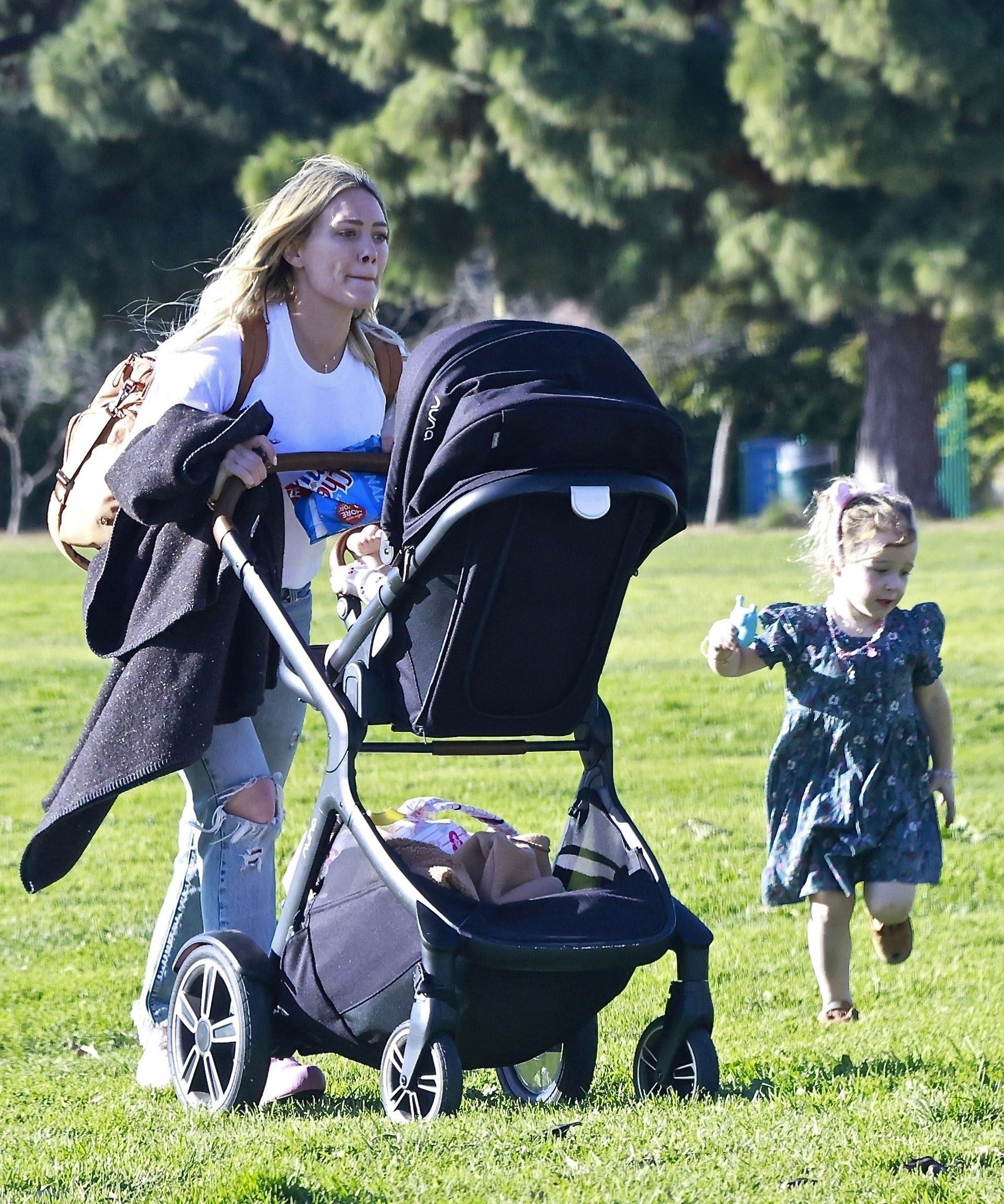 Día en familia. Hilary Duff aprovechó el tiempo libre que tuvo en su trabajo para disfrutar de una tarde al aire libre en el parque de Los Ángeles junto a sus hijas