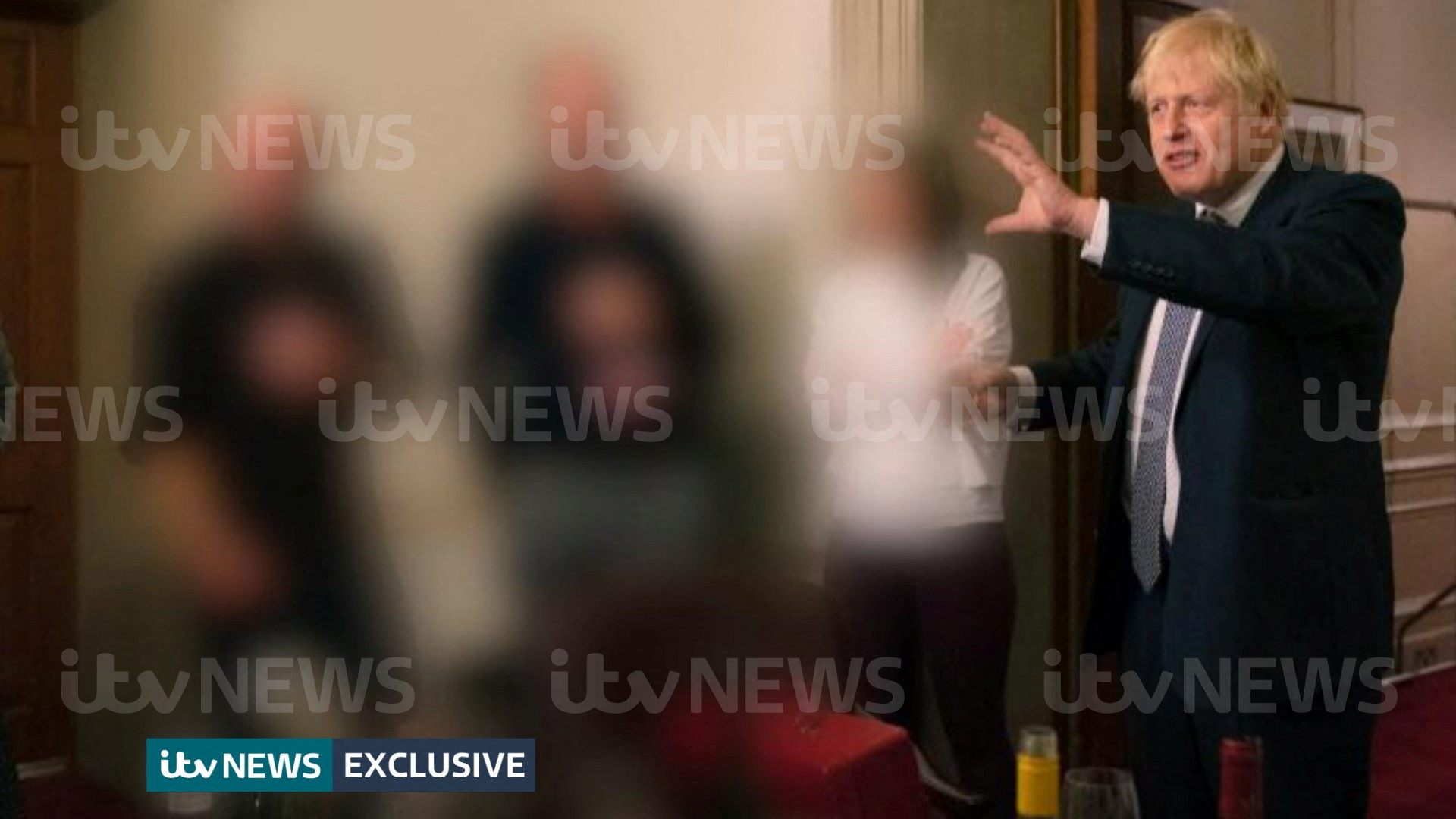 Las escenas captadas por la cámara marcan una nueva contradicción en relación a los mensajes públicos de Johnson (ITV News/REUTERS)