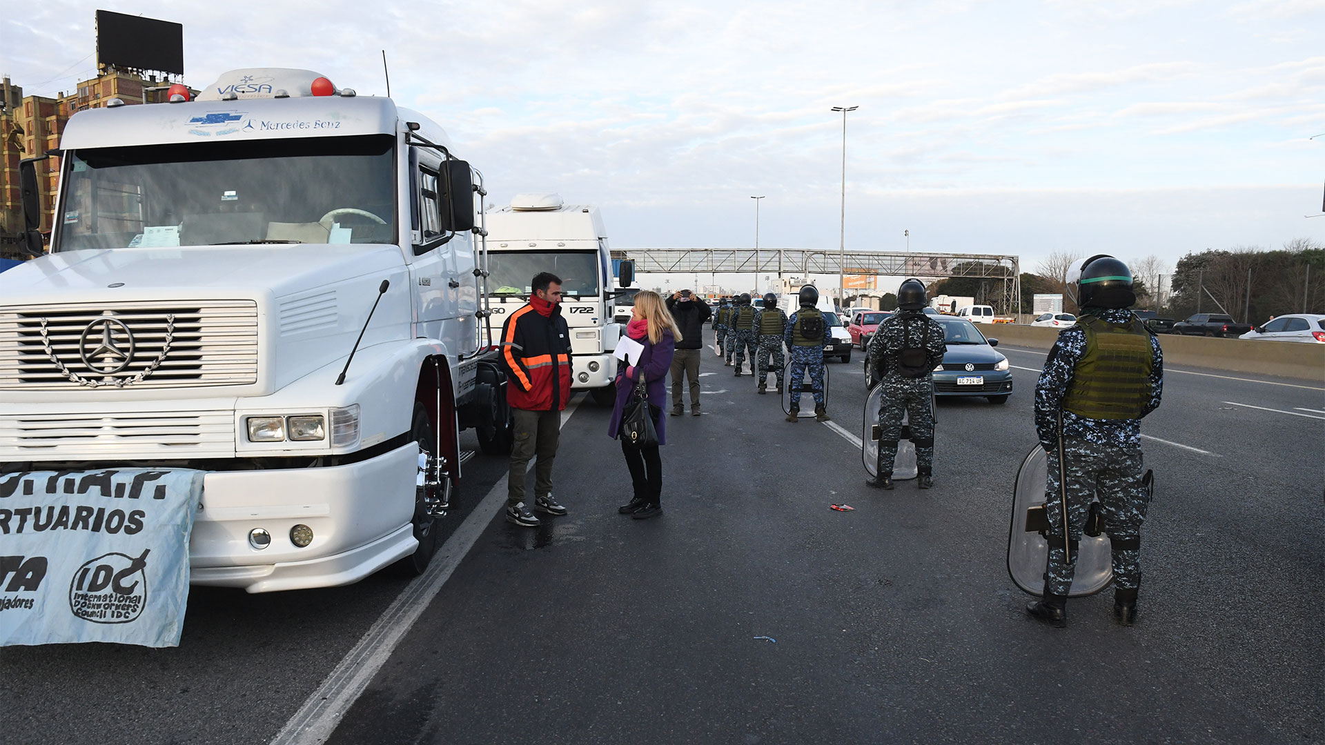 Hoy la protesta de transportistas en uno de los accesos a la Capital Federal.  (Télam)