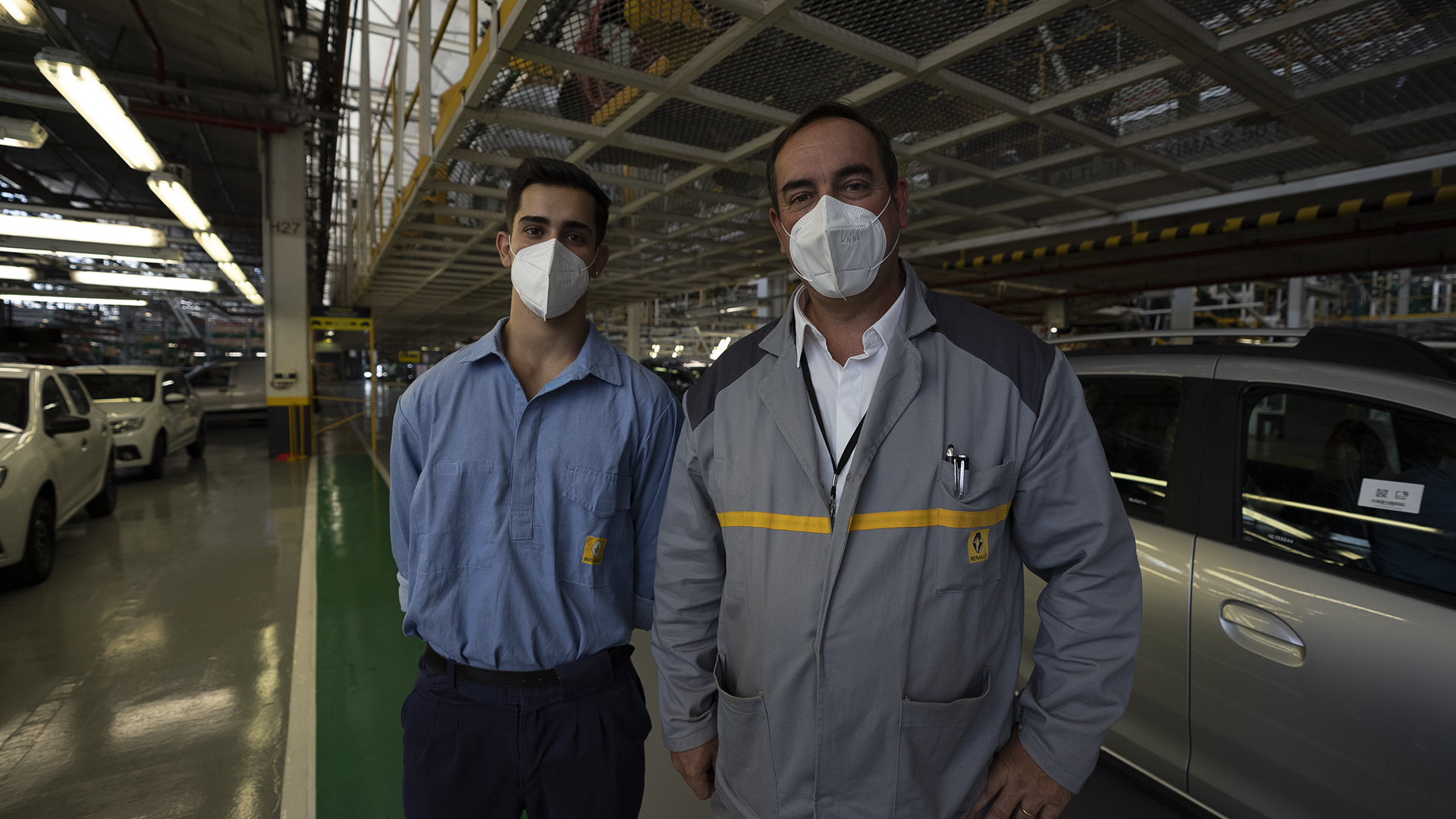 Marco e Ignacio Ranzuglia, padre e hijo trabajan en la planta. Marco hace treinta años, Ignacio hace apenas seis meses