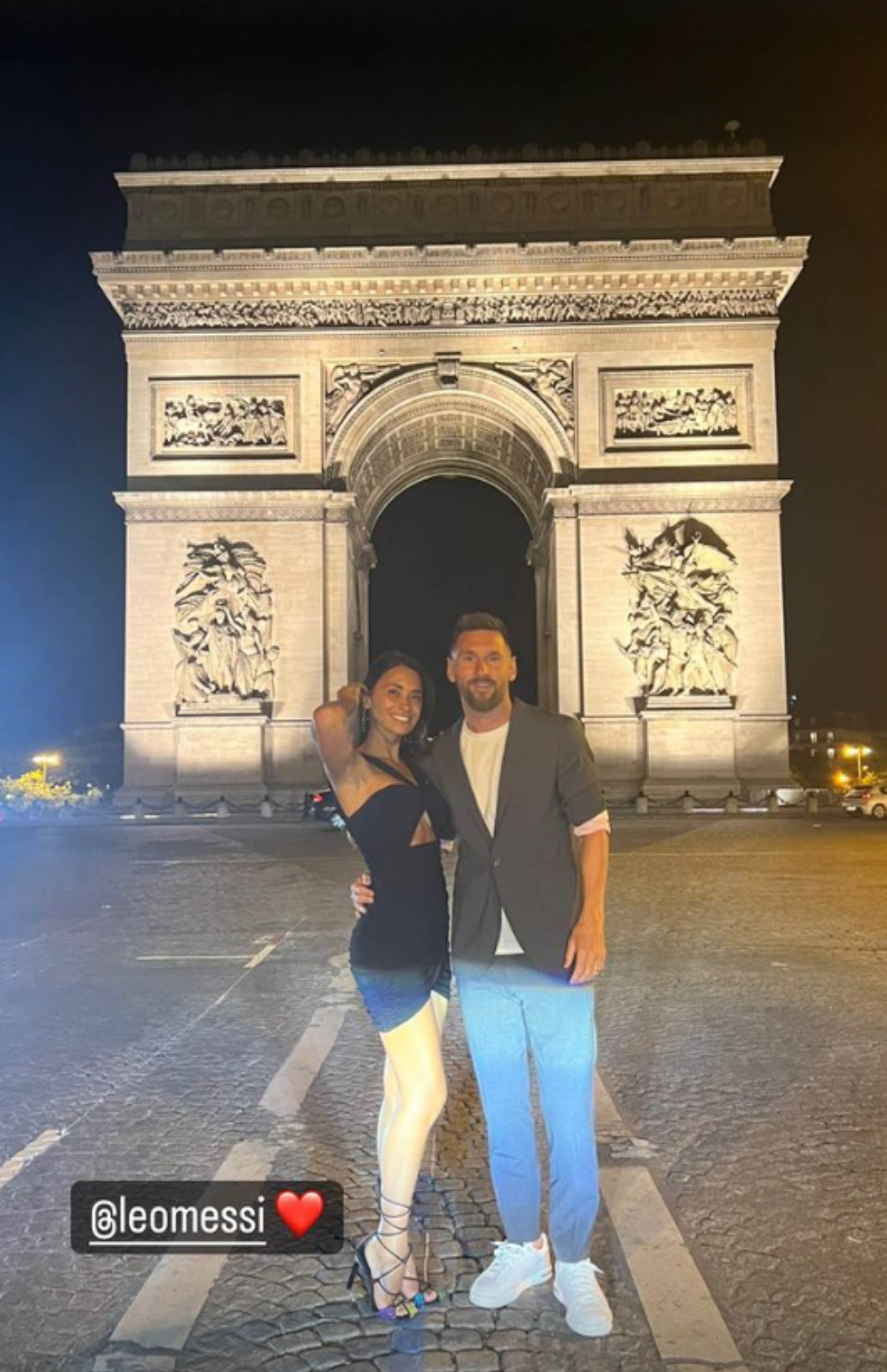 La foto de la pareja frente al Arco del Triunfo