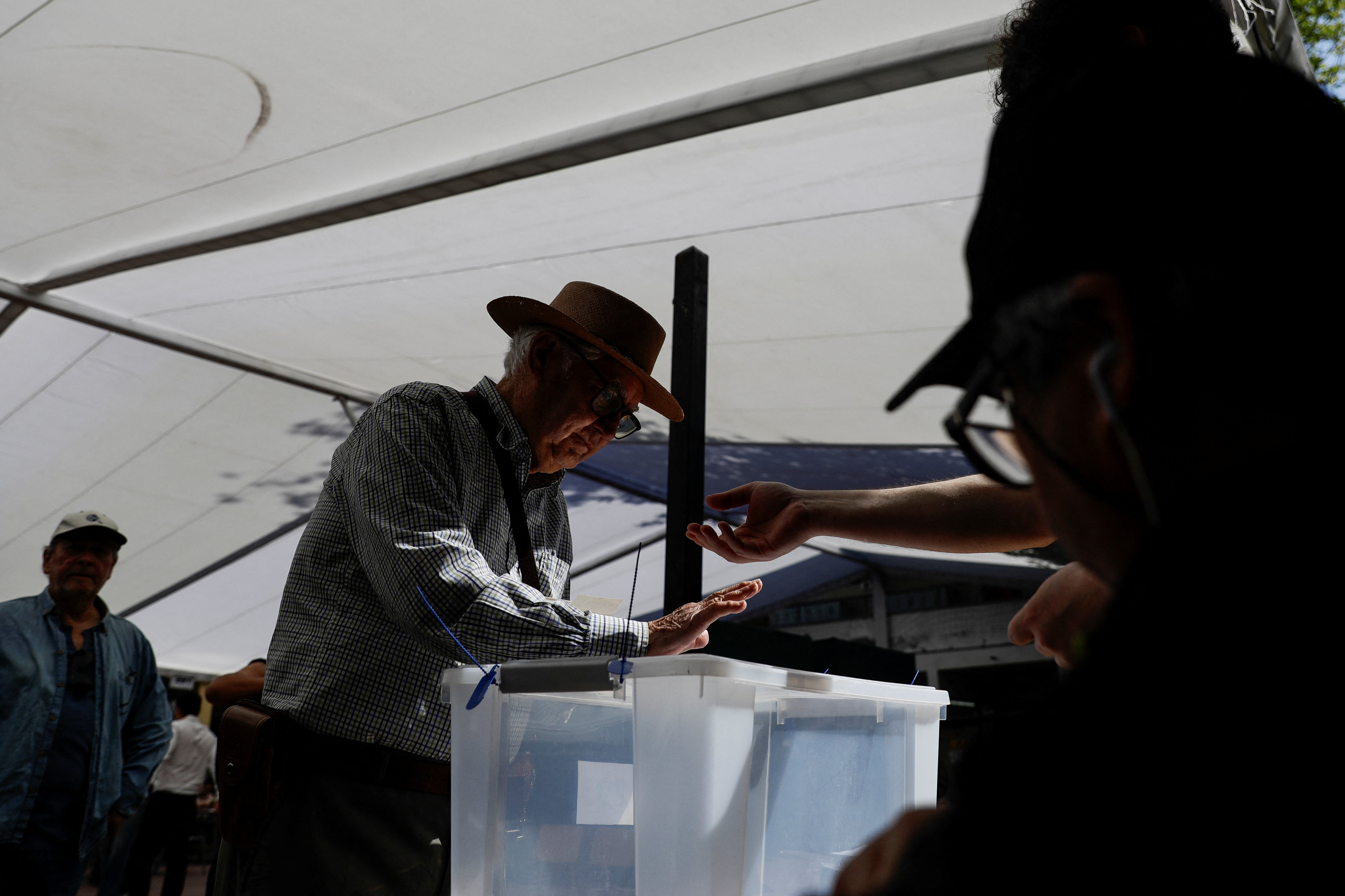 Imputaron a dos hermanos que incendiaron una vivienda en Mendoza y dejaron a una mujer con graves heridas