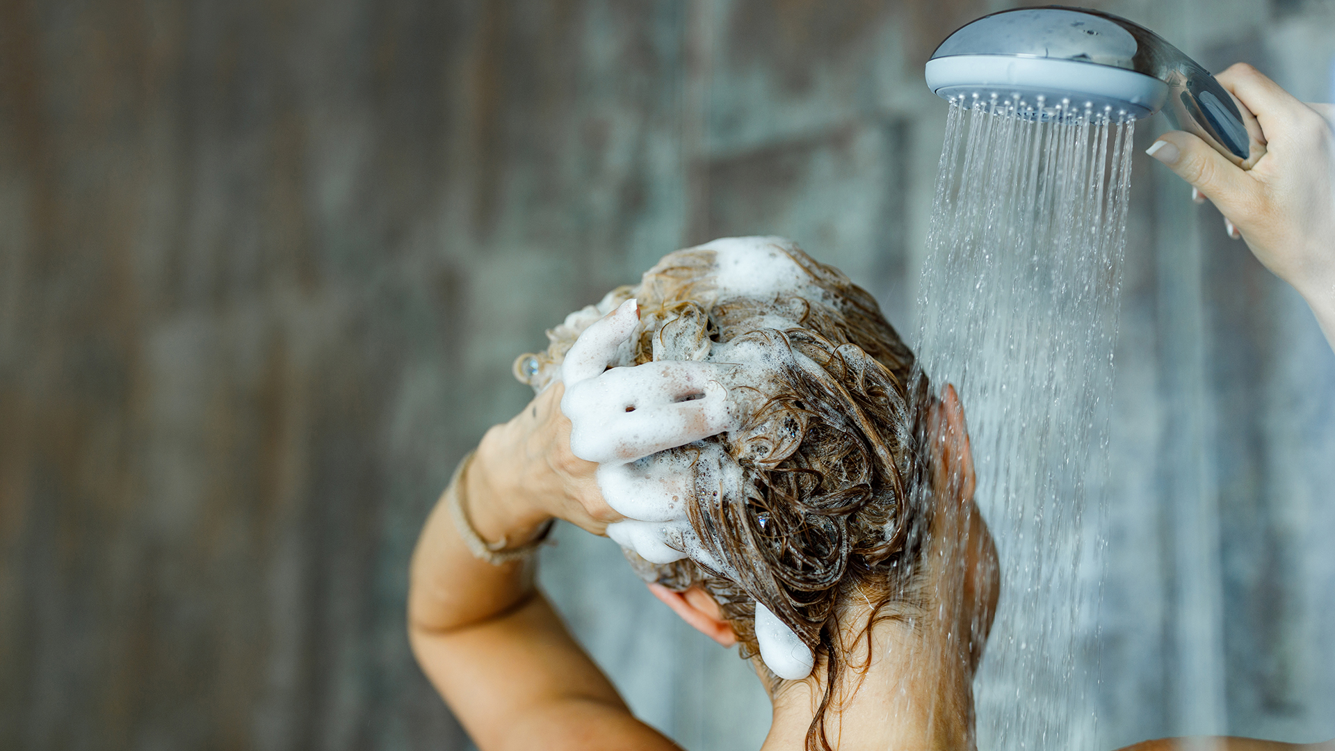 Hay una serie de pasos y cuestiones que se deben conocer para un correcto lavado del cabello (Getty)