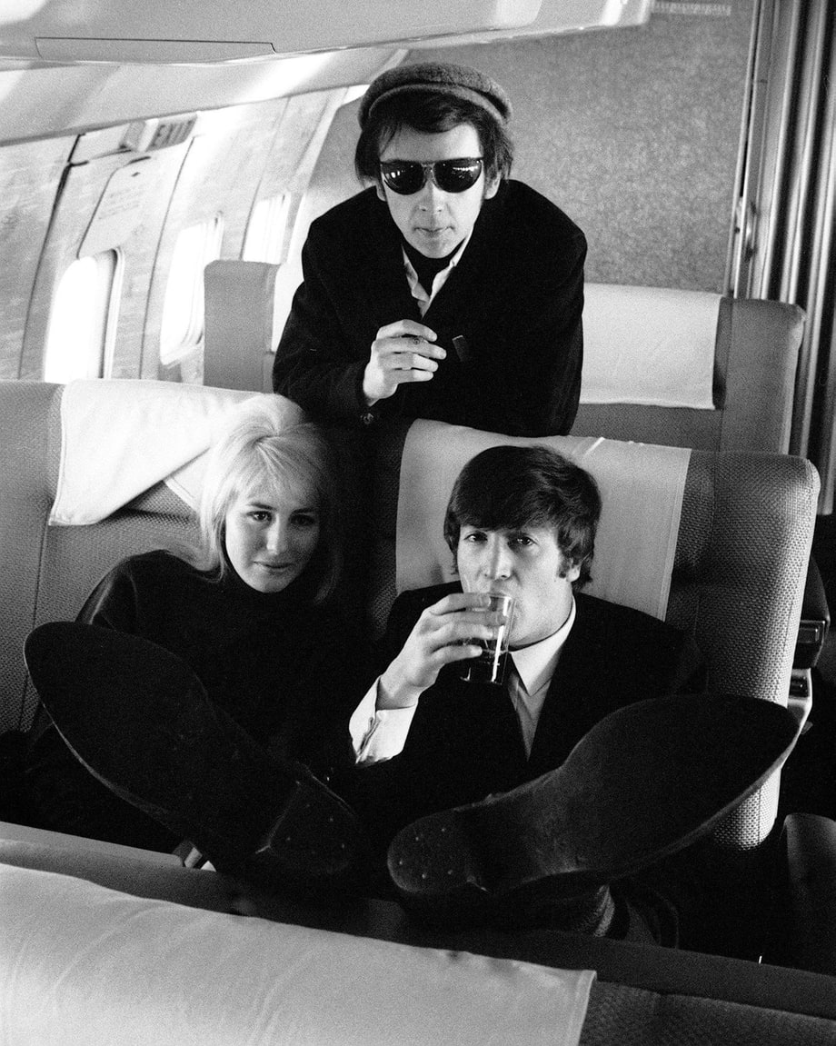 Junto a John Lennon en un avión. Unos años después produciría sus dos primeros discos solistas
