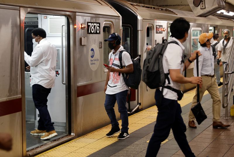 El metro de Nueva York comenzó a transportar más pasajeros este lunes, en la vuelta de miles al trabajo 