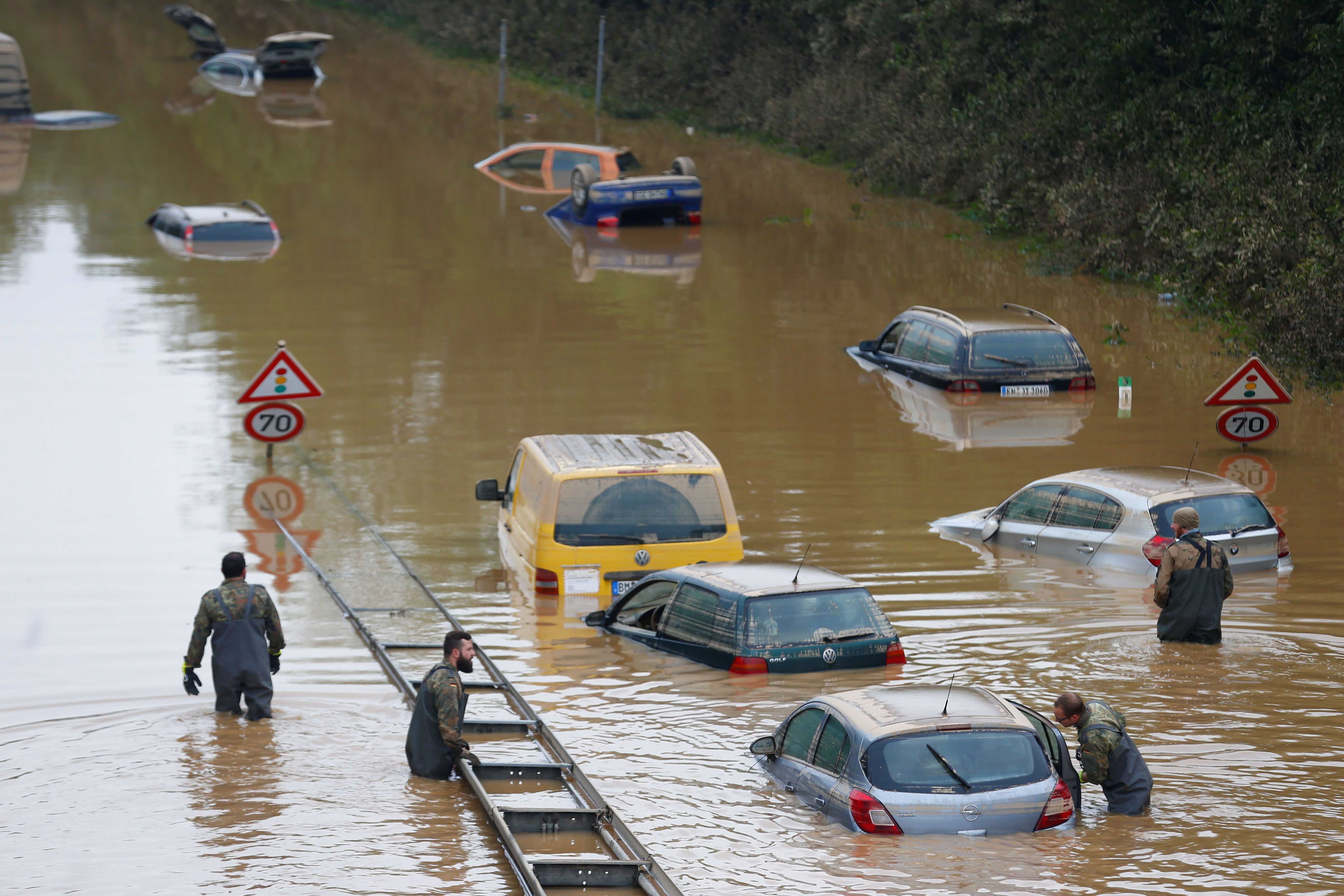 Automovilistas observan sus autos bajo el agua en Erftstadt-Blessem, Alemania