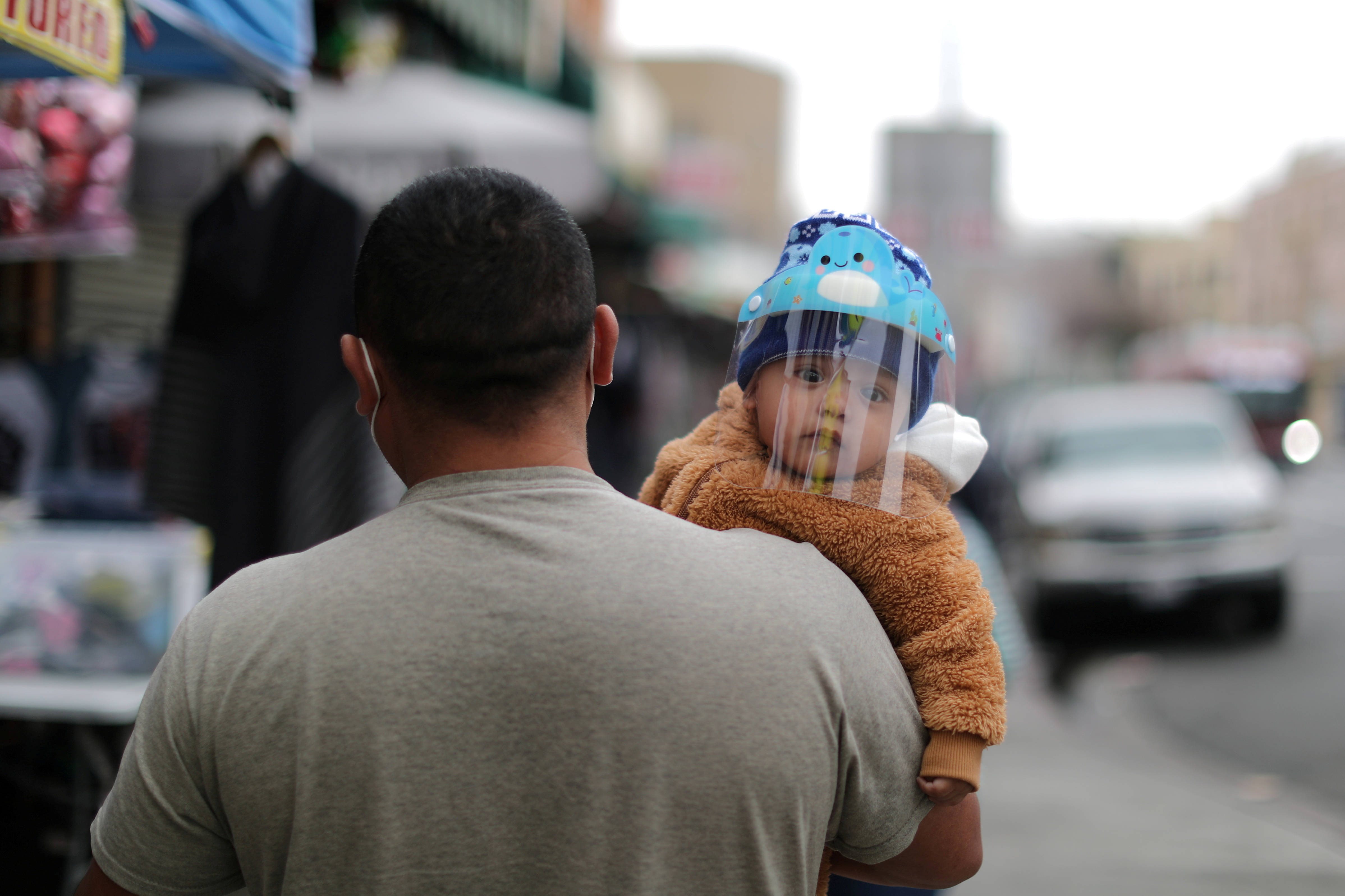 Un hombre lleva a un bebé con una máscara en Los Ángeles, California, el 10 de febrero de 2021 (REUTERS/Lucy Nicholson)