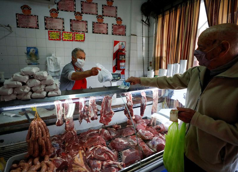 El carnicero Héctor, de 59 años, entrega carne a un cliente, mientras la inflación en Argentina alcanza su nivel más alto en años, lo que provoca que los precios de los alimentos se disparen, en Buenos Aires, Argentina. Sep 13, 2022. REUTERS/Agustin Marcarian