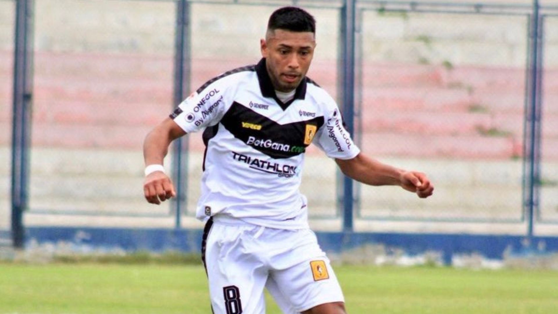 Jhamir D'Arrigo vistiendo la camiseta de Cantolao.