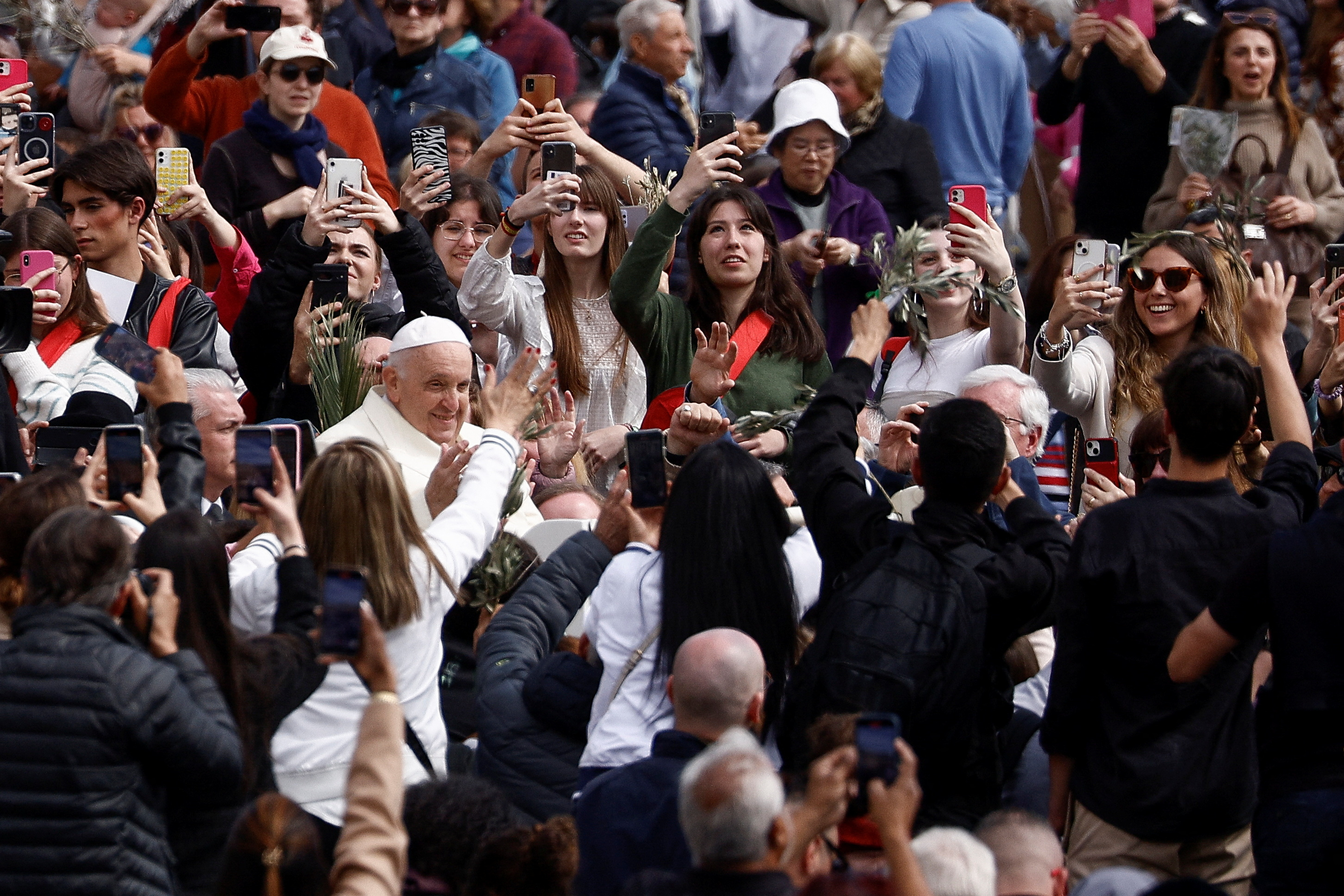 La multitud toma fotos del líder católico