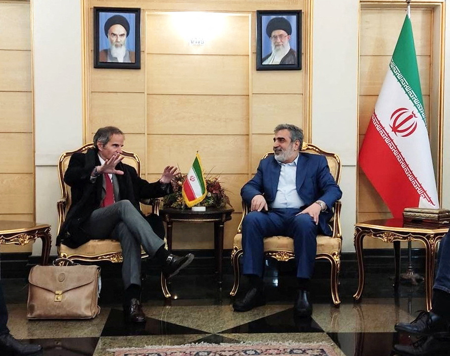 El director de la OIEA Rafael Grossi fue recibido por Behrouz Kamalvandi, vocero de la agencia atómica de Irán (Iran's Atomic Energy Organization/WANA -West Asia News Agency-/Handout via REUTERS)
