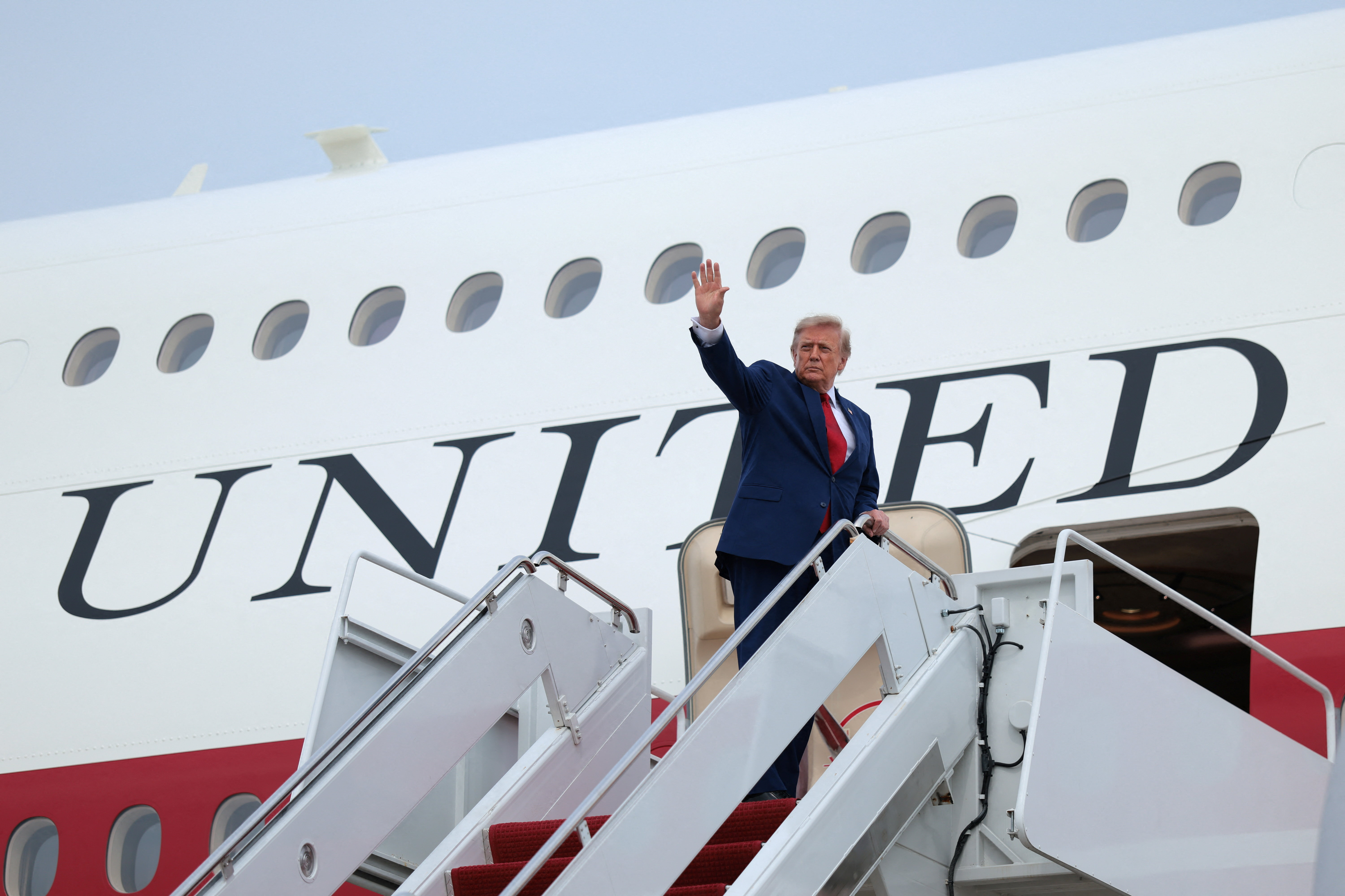 Trump confirm&oacute; que cambi&oacute; de avi&oacute;n por una amenaza iran&iacute; tras la cumbre de la OTAN y minimiz&oacute; la situaci&oacute;n: 