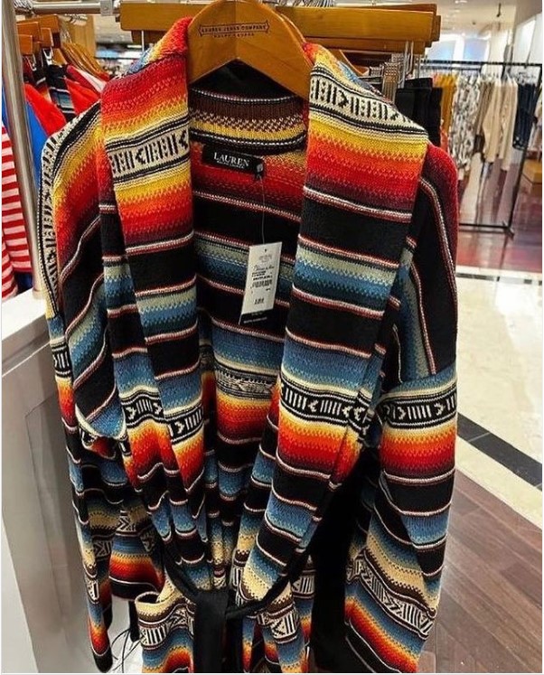 El precio de la prenda en centros comerciales supera por mucho lo que costaría en las comunidades de donde el diseño es originario (Foto: Instagram / @beatrizgutierrezmuller)
