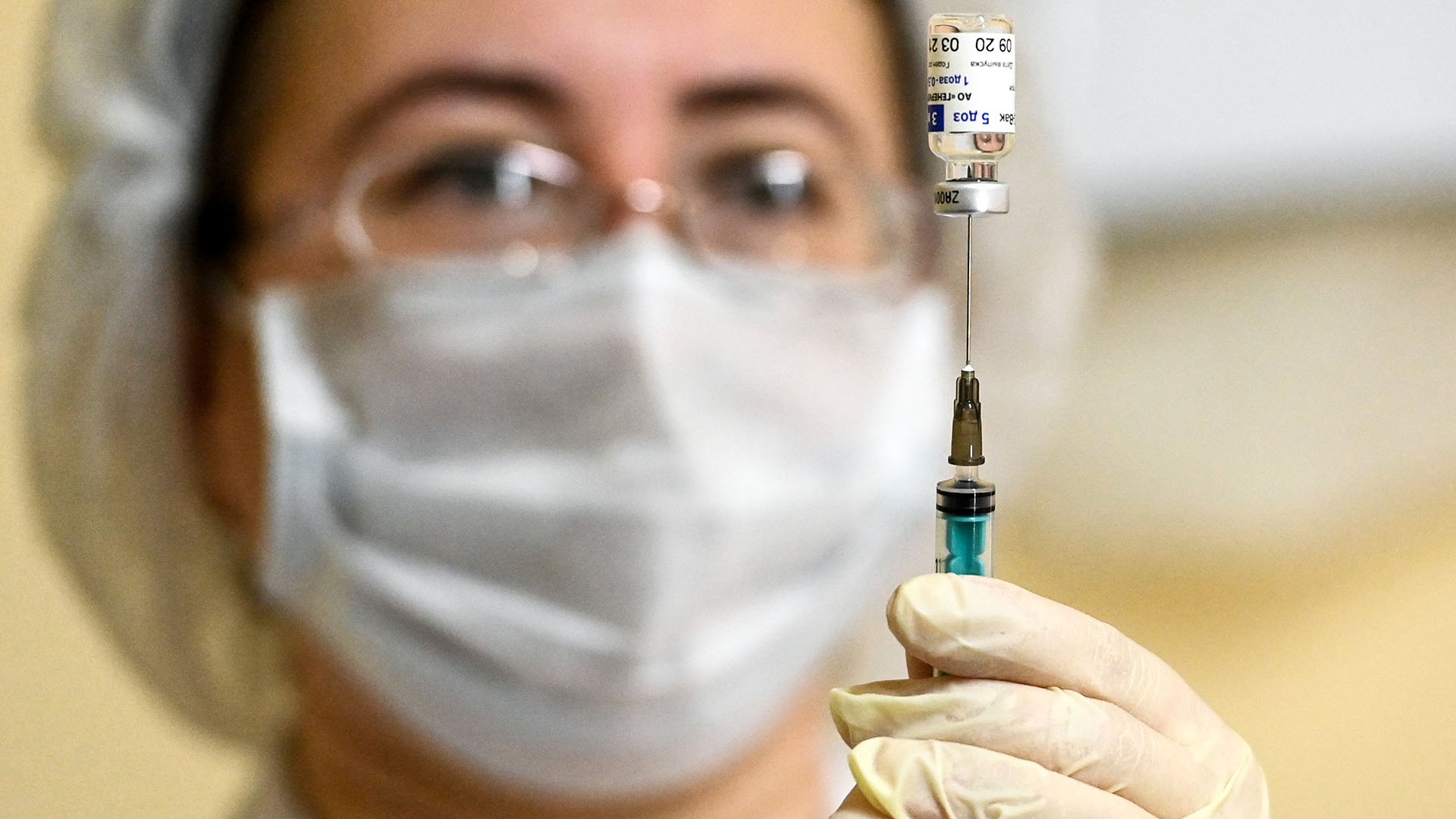 La vacunación avanza en el mundo, pero las variantes del coronavirus se propagan y extienden la pandemia (Photo by Kirill KUDRYAVTSEV / AFP)