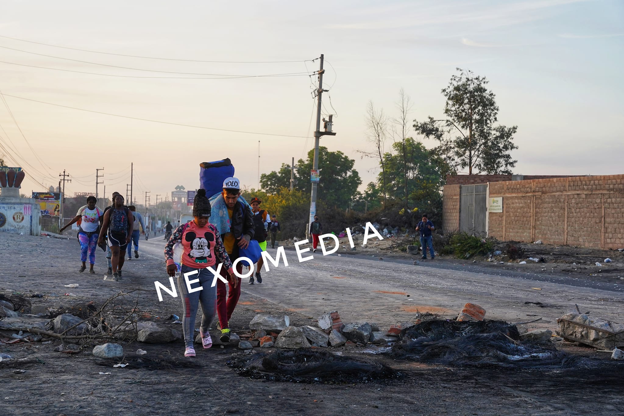 Pasajeros varados en la Panamericana Sur iniciaron larga caminata hacia su destino en Ica. (Nexomedia)