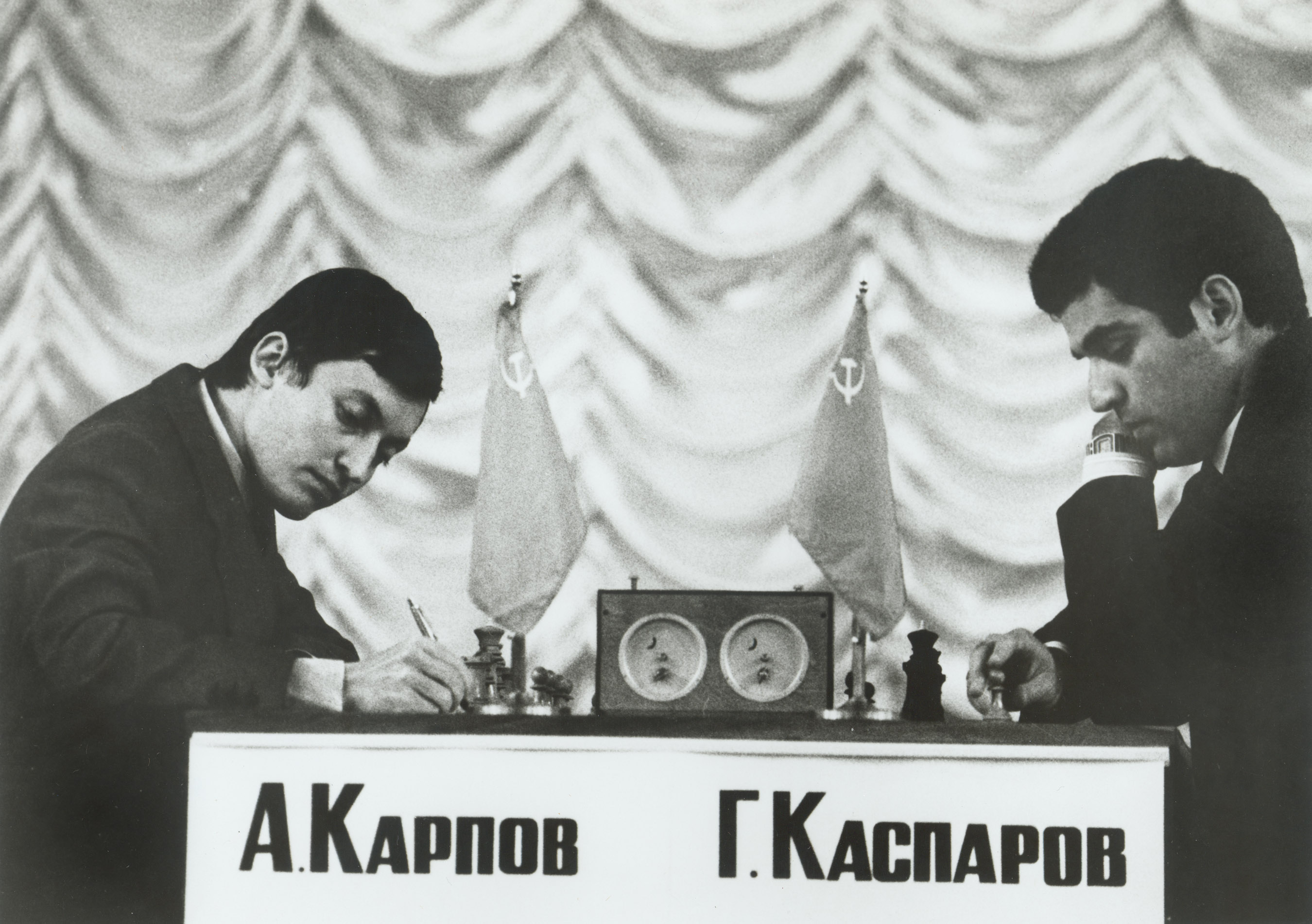 Karpov y Kasparov durante un partido en Rusia en 1990 (Everett/Shutterstock)