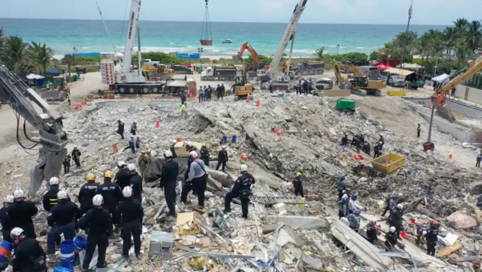 Los rescatistas esperaban obtener una imagen más clara de los vacíos que pueden existir en los escombros  (Departamento de Bomberos de Miami-Dade via REUTERS)