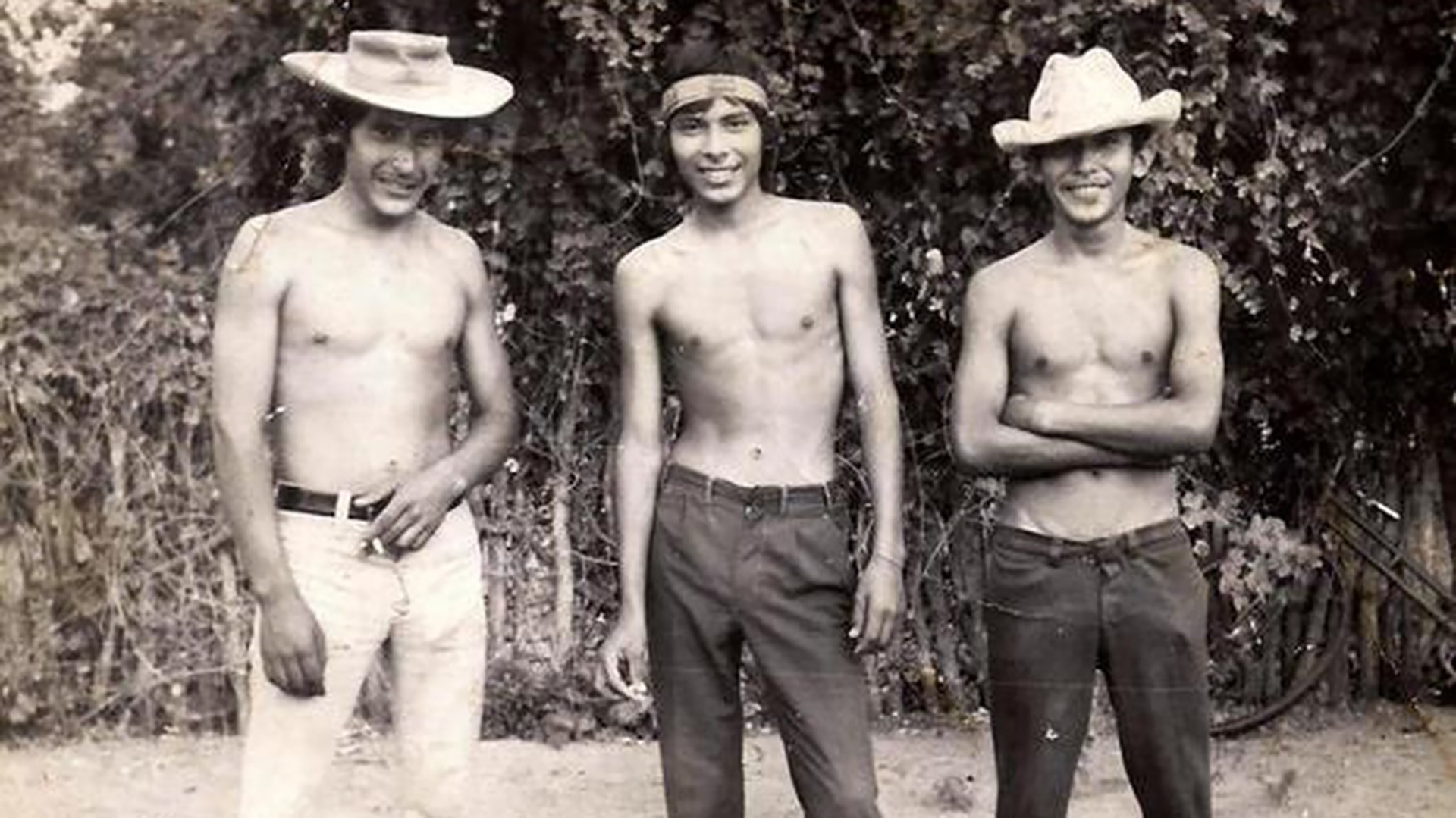Hermindo (primero desde la izquierda), feliz frente a la cámara el día que instaló junto a sus hermanos el horno de barro 