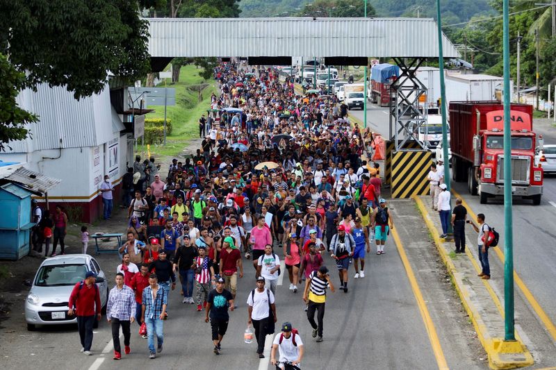 Migrantes caminan en una caravana tras la creciente impaciencia de esperar una visa humanitaria para cruzar el país y llegar a la frontera de Estados Unidos, en Tapachula, México. 1 de julio de 2022. (Foto: REUTERS/José Torres)