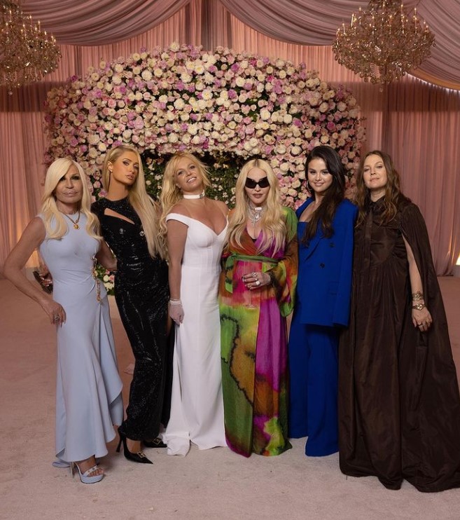 De izquierda a derecha: Donatella Versace, Paris Hilton, Britney Spears, Madonna, Selena Gómez y Drew Barrymore (Foto: Instagram/@madonna)