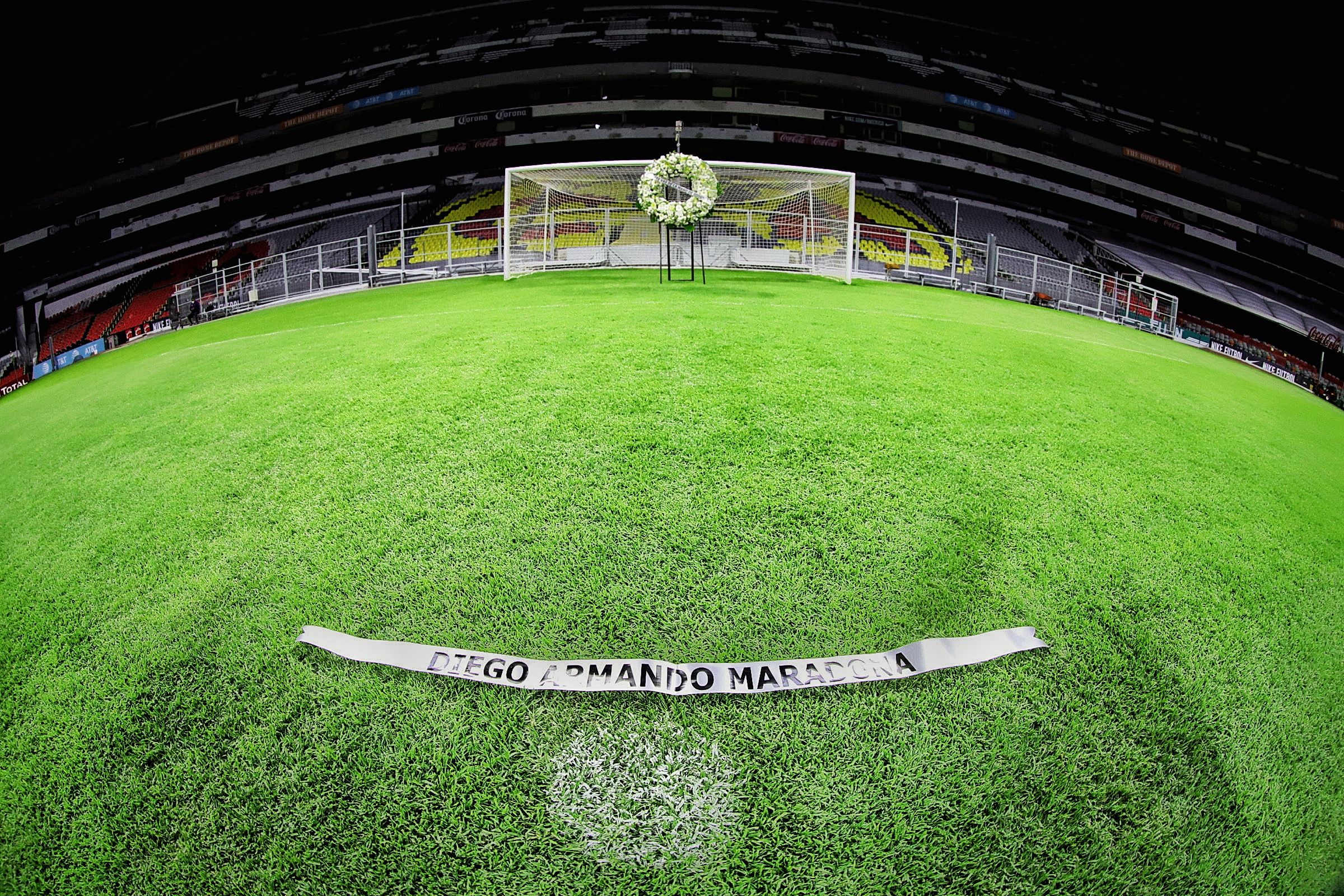 Una ofrenda floral reposa cerca de la portería donde Maradona anotó un gol en la Copa del Mundo de 1986, en memoria de la leyenda del fútbol argentino Diego Armando Maradona en el estadio Azteca, en la Ciudad de México, México, el 26 de noviembre de 2020. Foto: Televisa.
