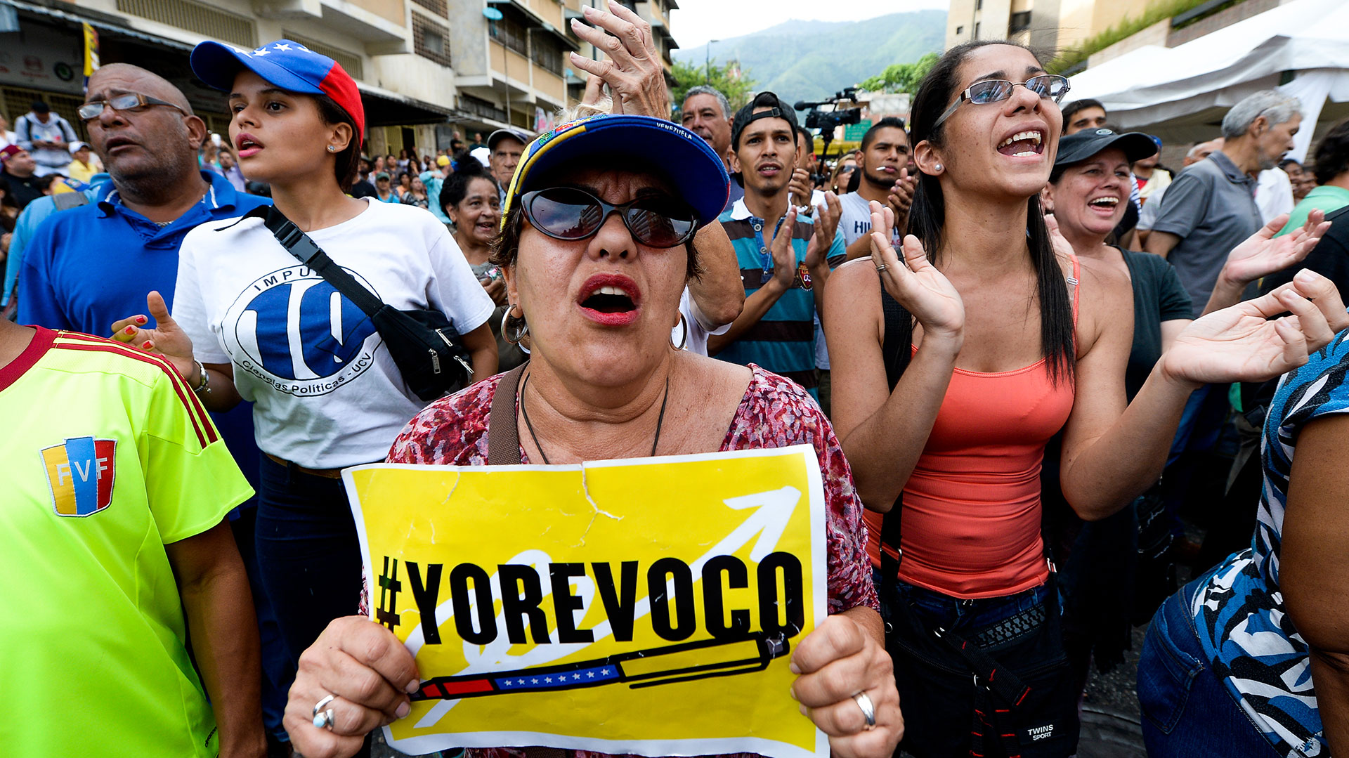 Una mujer en una movilización a favor del revocatorio contra Maduro (AFP)