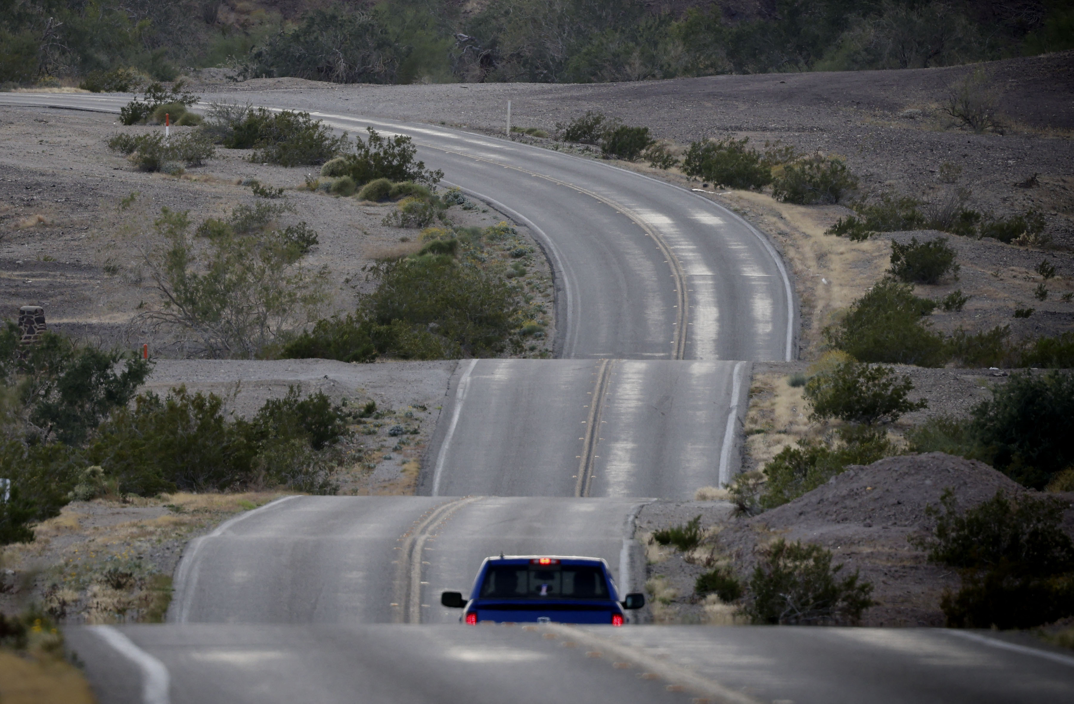 El 'R&iacute;o de colinas': c&oacute;mo una carretera en el desierto redefini&oacute; "Una batalla tras otra"