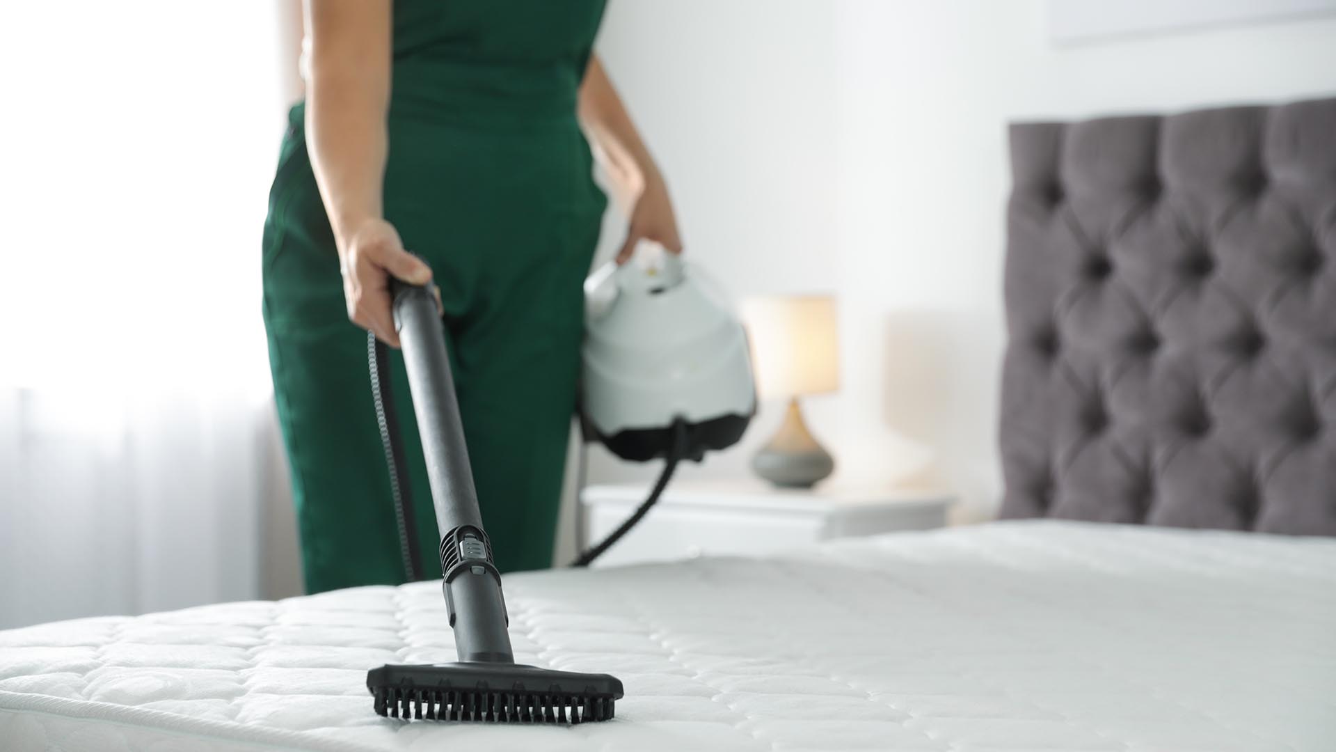 Por tareas de limpieza, hoy se paga un salario por hora de $567 con retiro. (Shutterstock)
