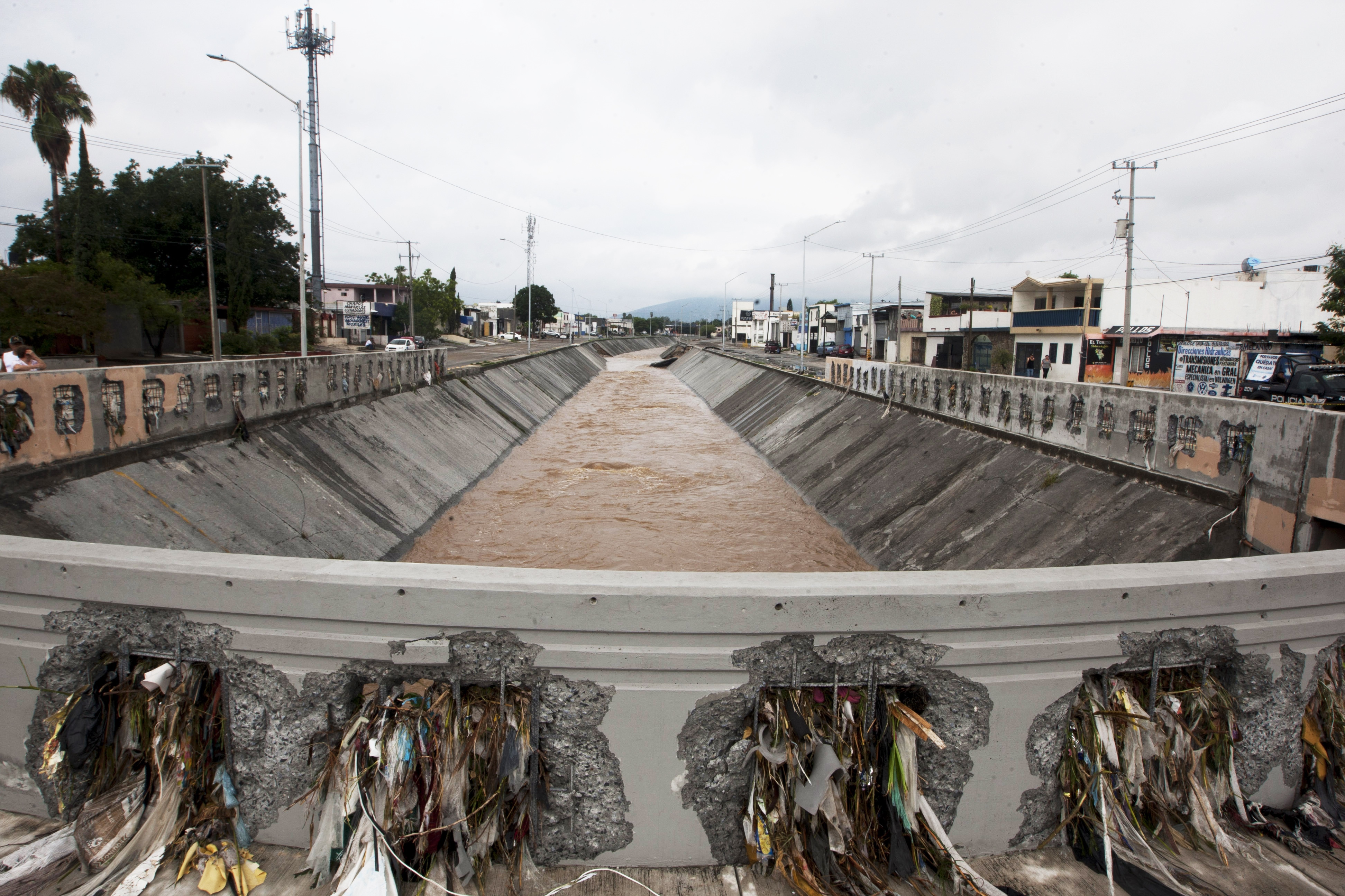 Vista del canal Topo Chico después de las fuertes lluvias por la tormenta Hanna en el área metropolitana de Monterrey, estado de Nuevo León, México, el 27 de julio de 2020.
