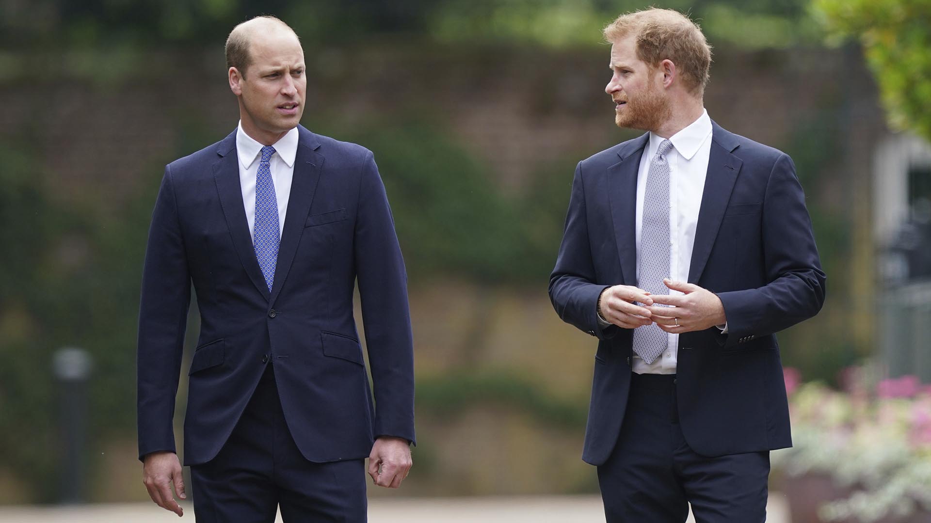 El príncipe William y el príncipe Harry llegan para la inauguración de la estatua en lo que habría sido el cumpleaños número 60 de la princesa Diana, en el Sunken Garden en el Palacio de Kensington, Londres, el jueves 1 de julio de 2021 (AP)