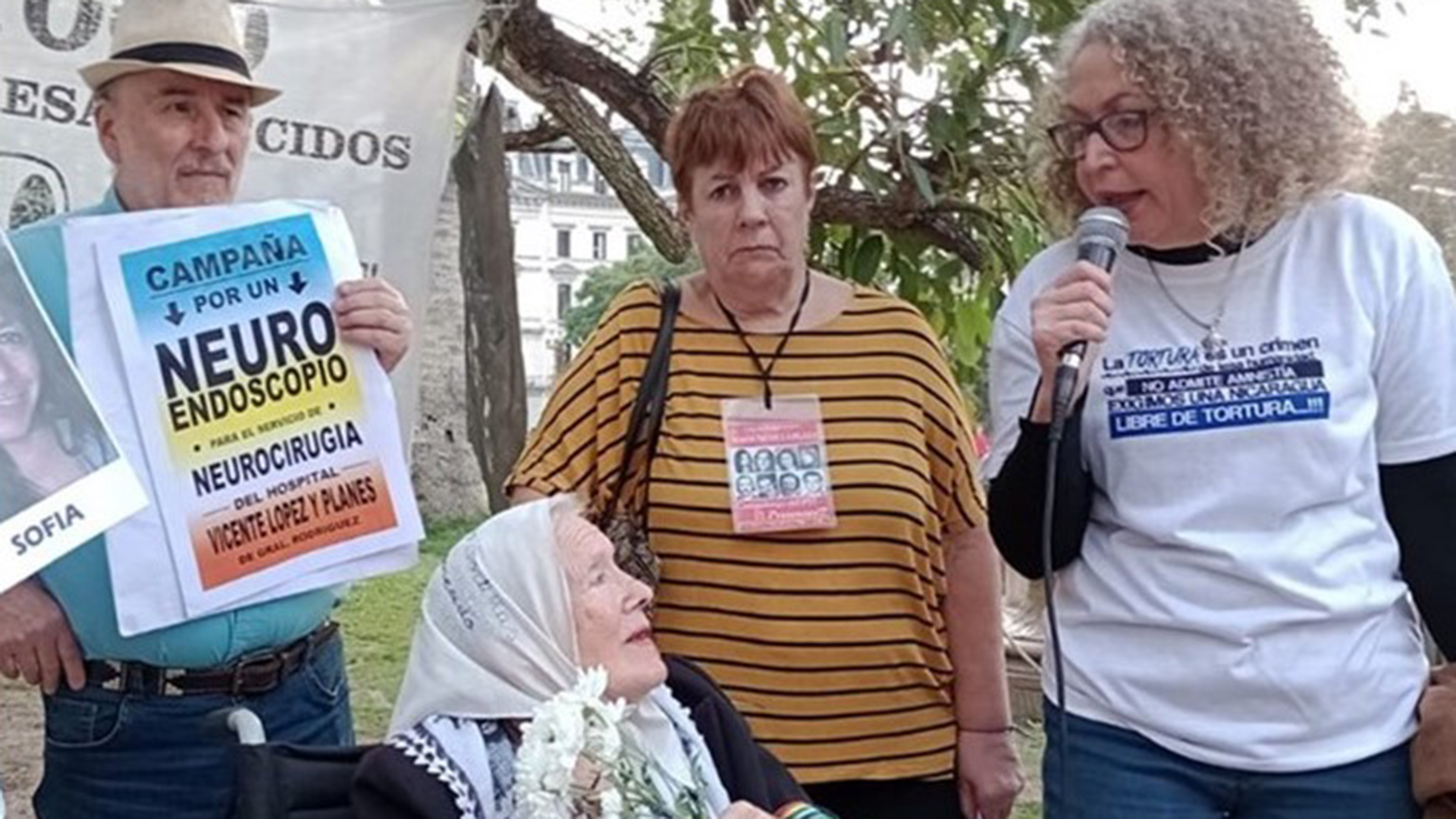 En un mitin con las Madres de Plaza de Mayo, en Buenos Aires,  Argentina.Abajo, en la silla, Norita Cortiñas, fundadora del movimiento. (Foto cortesía)