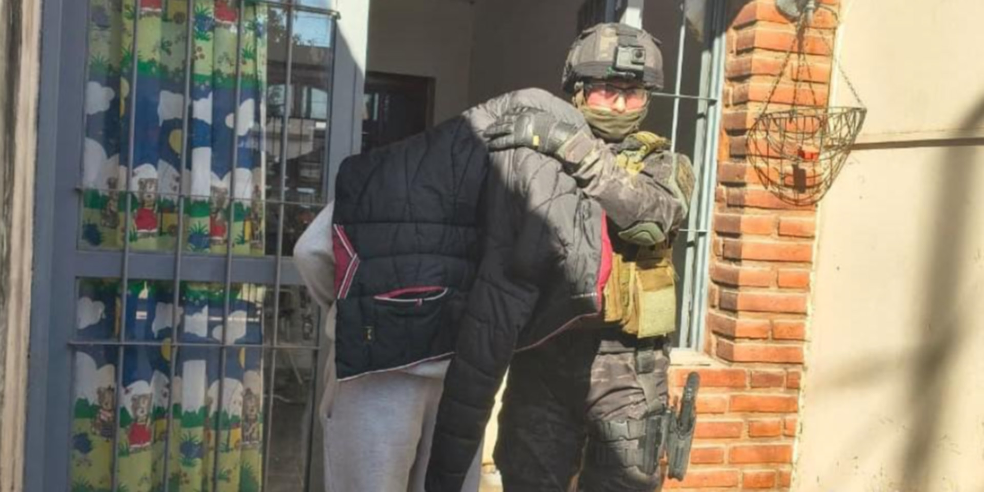 Desmantelaron una organizaci&oacute;n narco en C&oacute;rdoba tras varios allanamientos y hay ocho detenidos