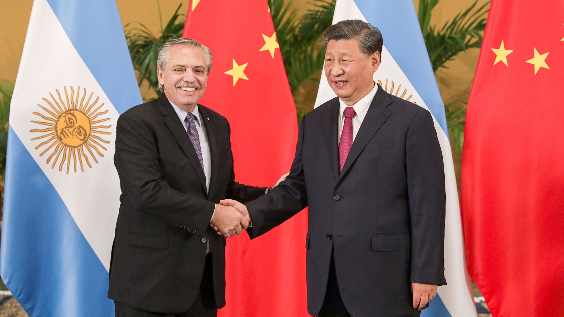 El presidente argentino Alberto Fernández saluda a su par chino, Xi Jinping