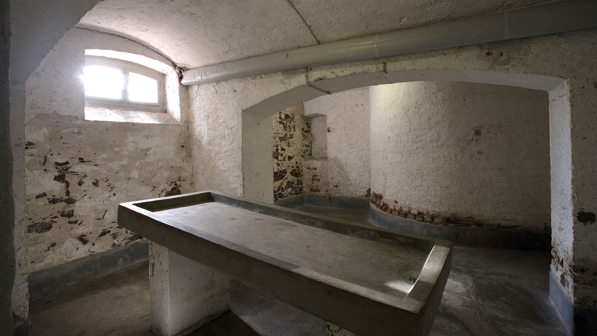 Una habitación en el centro de Hadamar, Alemania, donde se hicieron experimentos con humanos durante el nazismo (Thomas Frey/imageBROKER/Shutterstock)