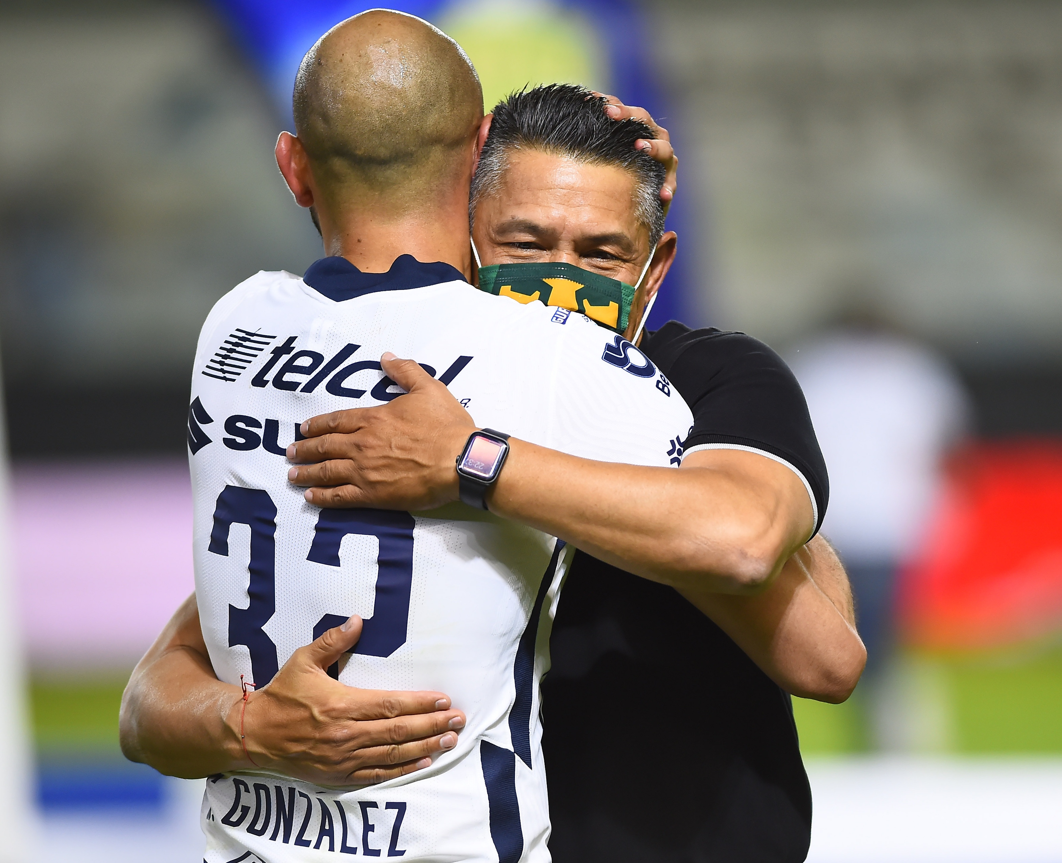 Carlos González con el técnico de León Ignacio Ambriz tras el partido.