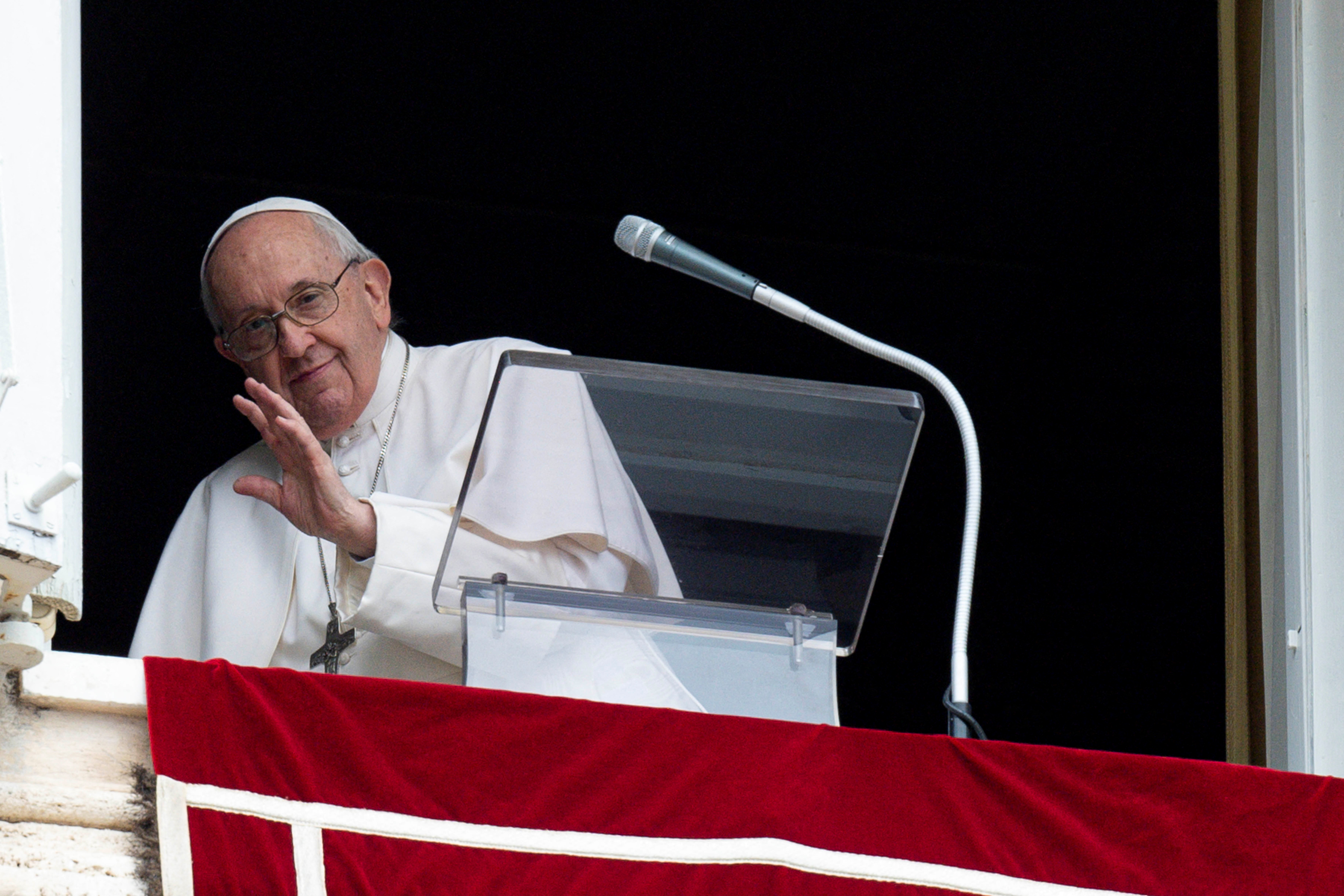 El Papa Francisco saluda durante la oración del Regina Caeli, en la Plaza de San Pedro del Vaticano, el 1 de mayo de 2022 (Reuters)