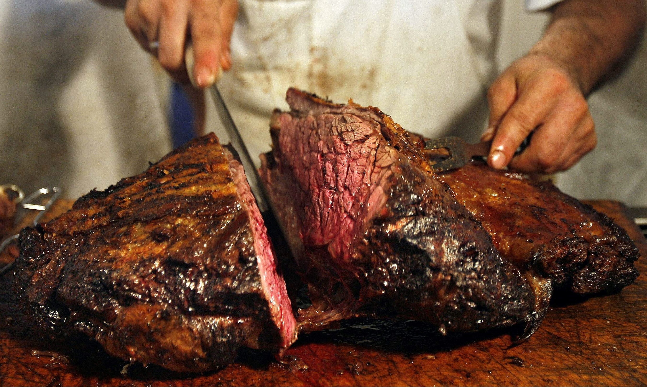 La completa cocción de la carne es una de las claves para prevenir este tipo de infecciones (Getty) 