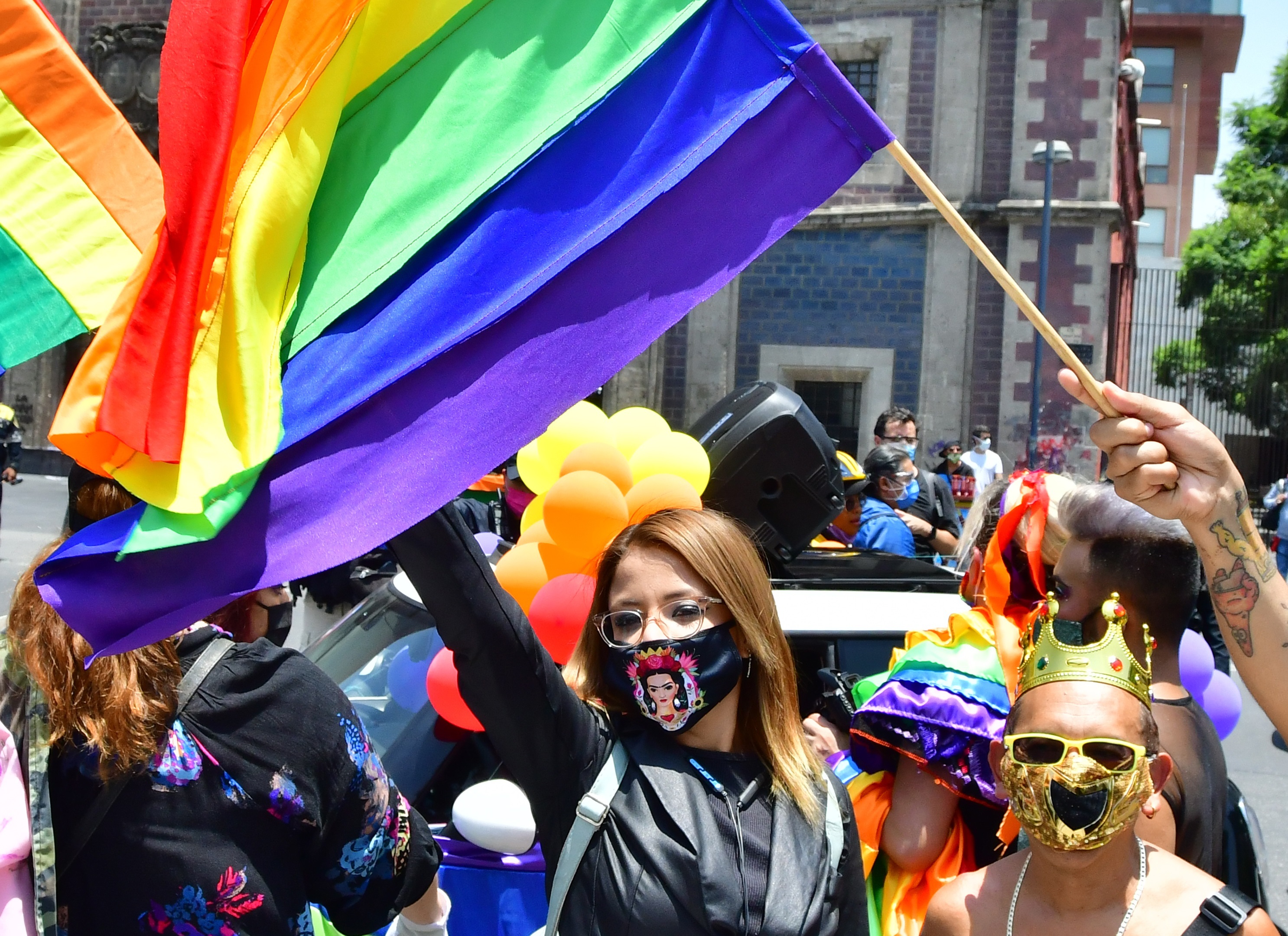 Decenas de personas de la comunidad LGBT marchan en Ciudad de M&#233;xico (M&#233;xico). EFE/ Jorge N&#250;&#241;ez/Archivo
