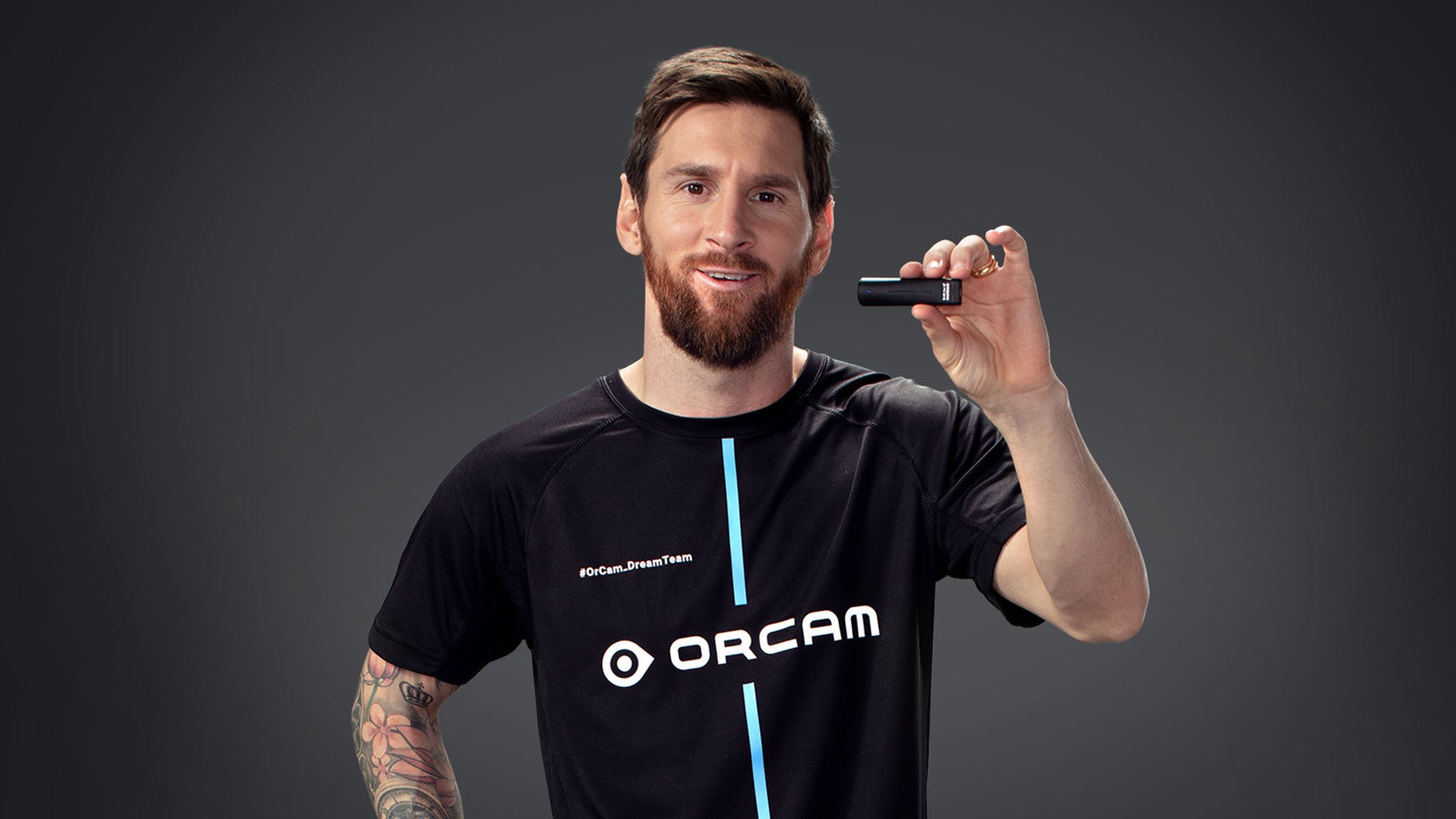 Lionel Messi con el dispositivo que donó al abogado no vidente 